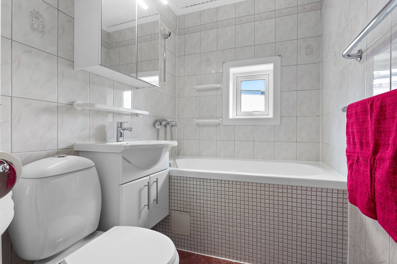 Bad i boligens 2.etasje omkranset av 3 soverom - praktisk! Galleribilde