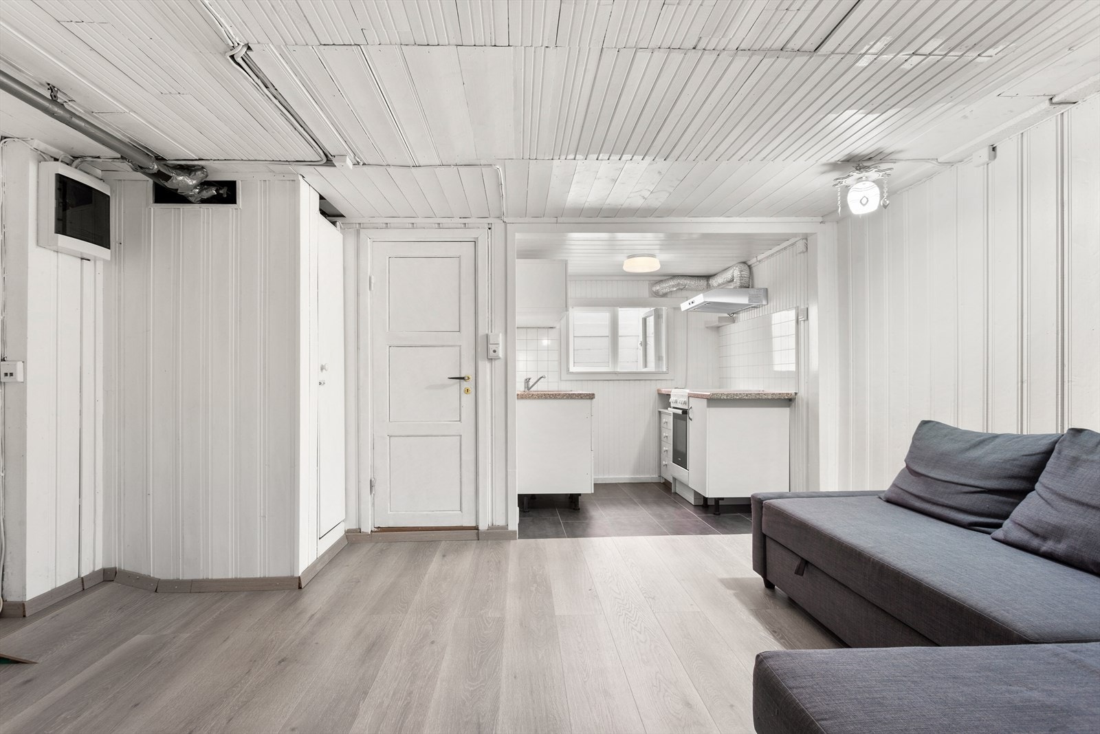 Innredet rom i kjeller med åpen løsning mot kjøkken Galleribilde