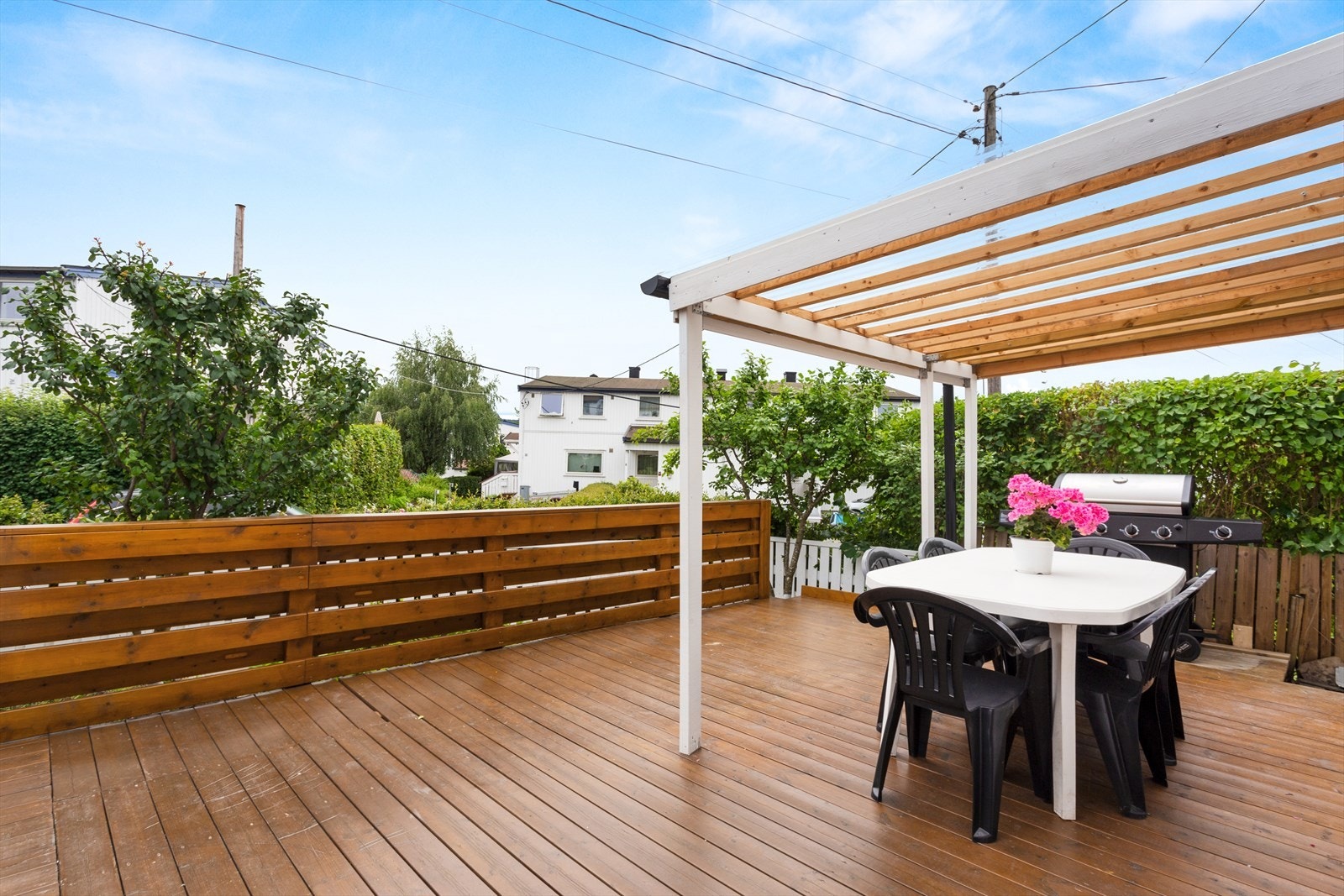 Terrassen har plass til spisemøblement, sittegrupper og grill Galleribilde