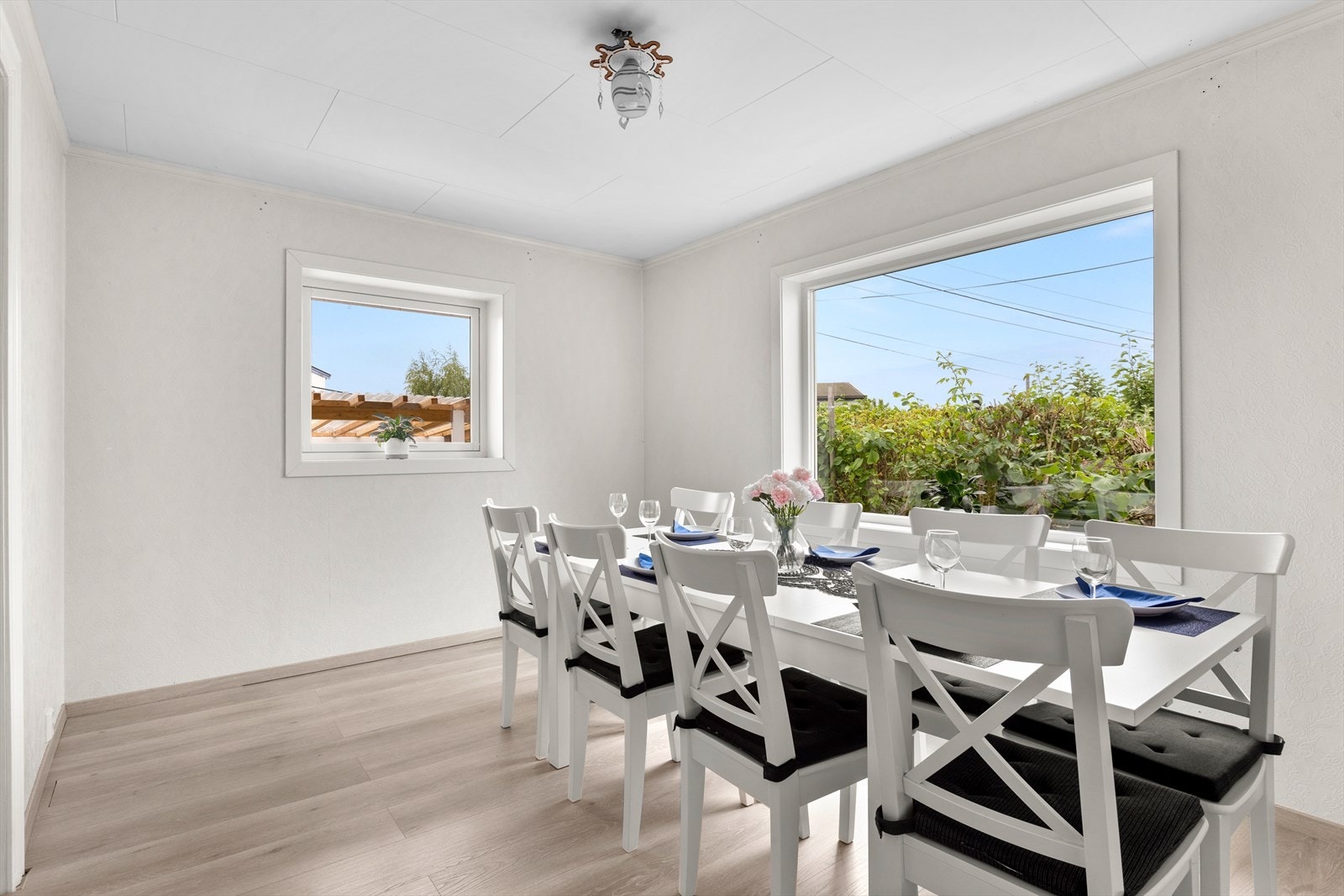 De store vinduene sørger for godt med naturlig lysinnslipp Galleribilde