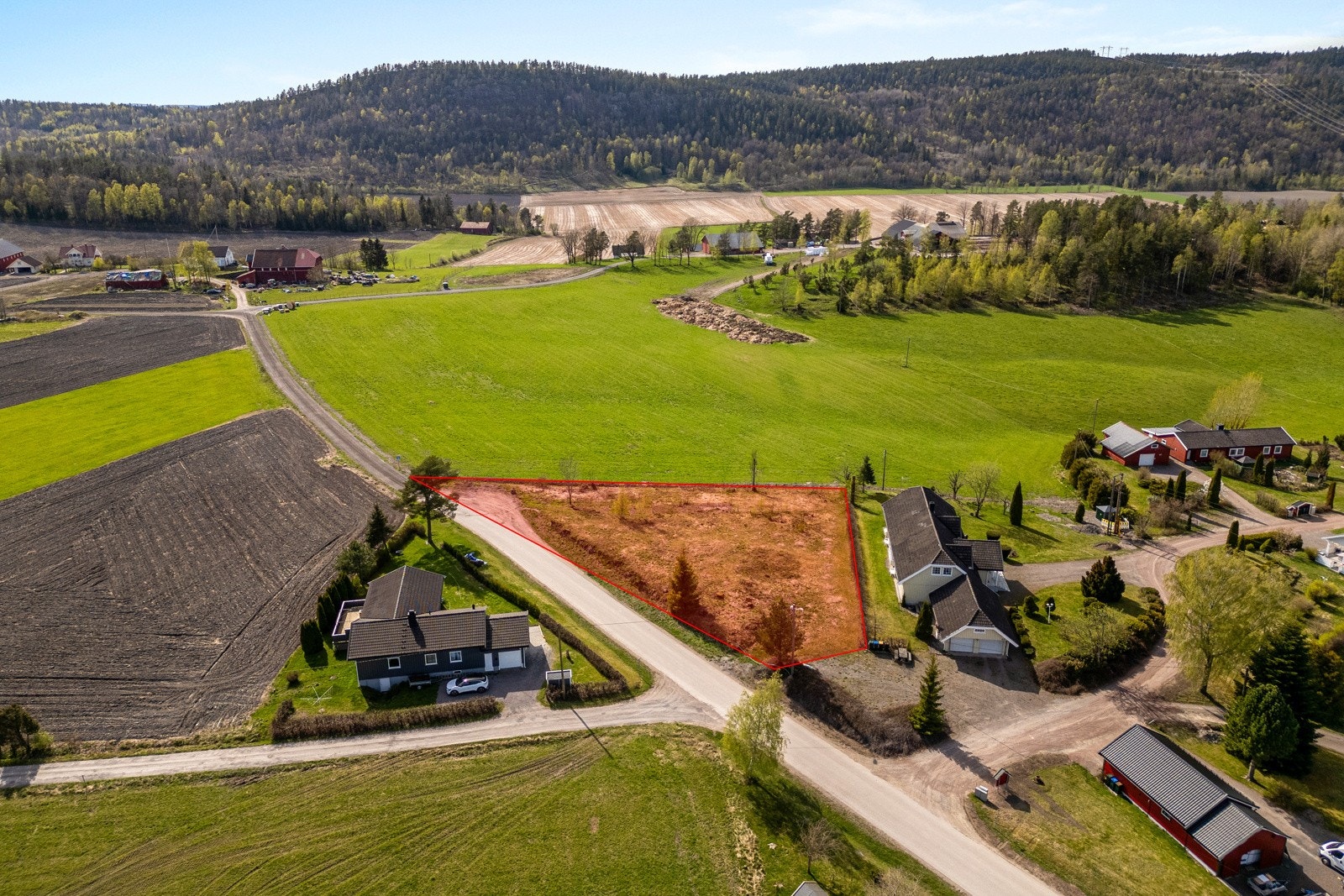 Nærområdet byr på en rekke aktiviterer året rundt med gode fiskevann og titalls kilometer med preparerte løyper i vinterhalvåret. Galleribilde