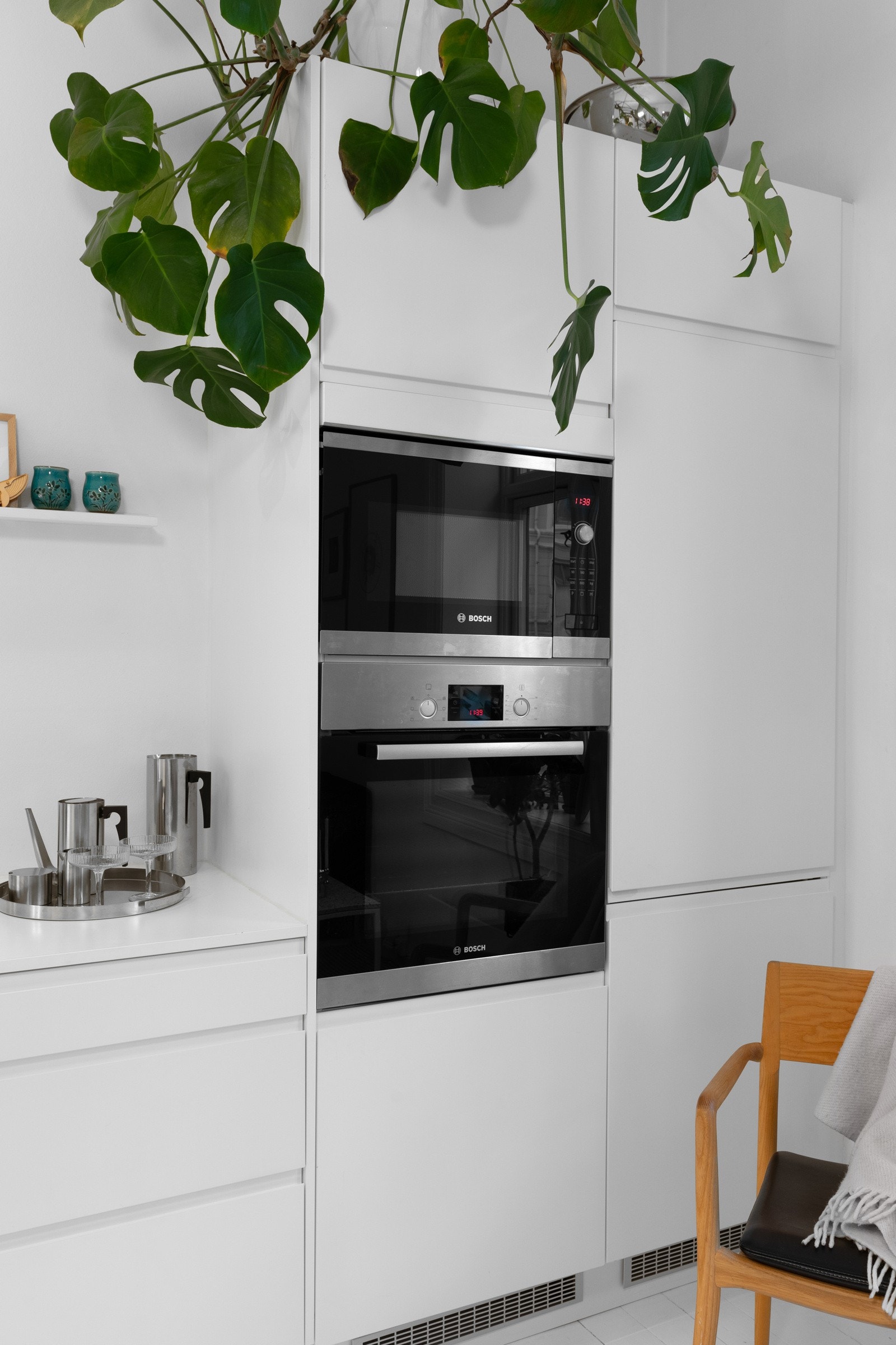 Kjøkkenet har opplegg for platetopp, oppvaskmaskin, stekeovn, mikro og kombi kjøl/frys Galleribilde