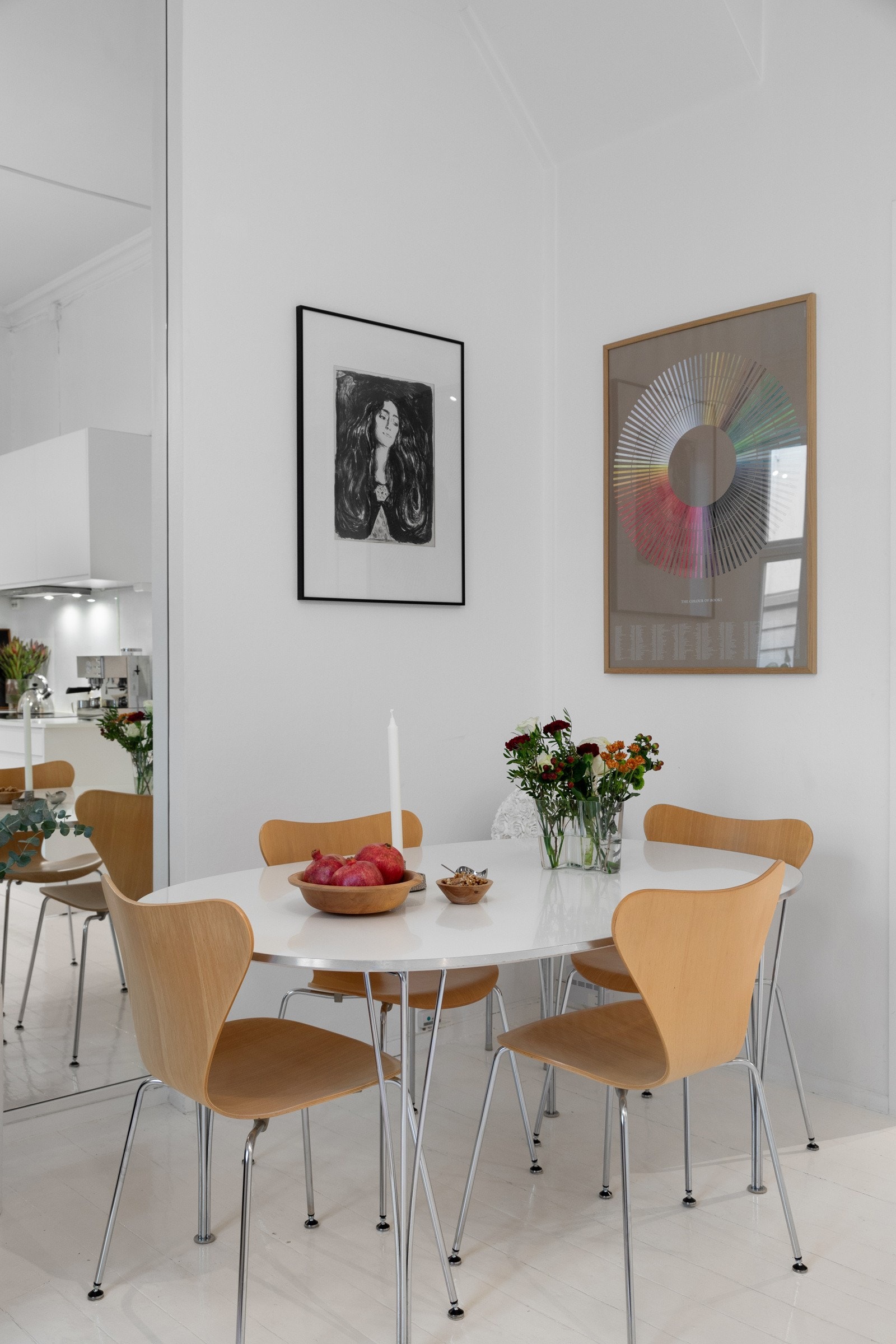 Et fint samlingsrom med god plass til sofagruppe og spisebord, godt tilrettelagt for avslappende stunder og middagskvelder Galleribilde