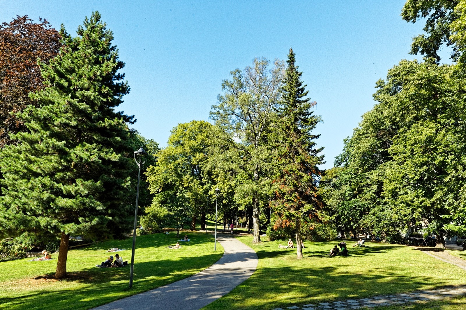 Leiligheten har en meget populær beliggenhet, med gangavstand til Nationaltheatret, Grünerløkka, St. Hanshaugen, Bogstadveien, Karl Johans Gate og Aker Brygge Galleribilde