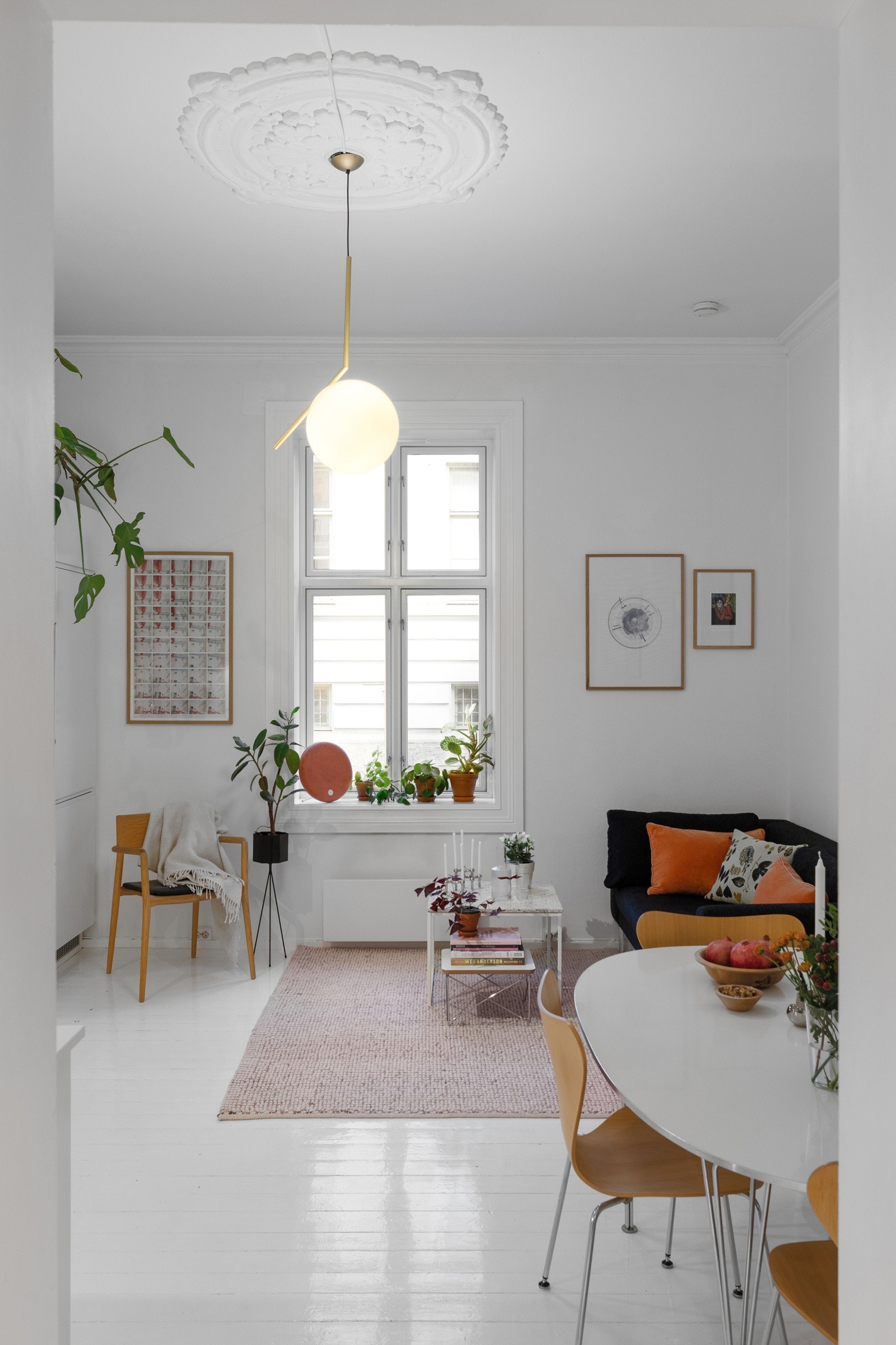 Lekre, klassiske detaljer som takrosett. Vinduene ble byttet sommeren 2018 Galleribilde