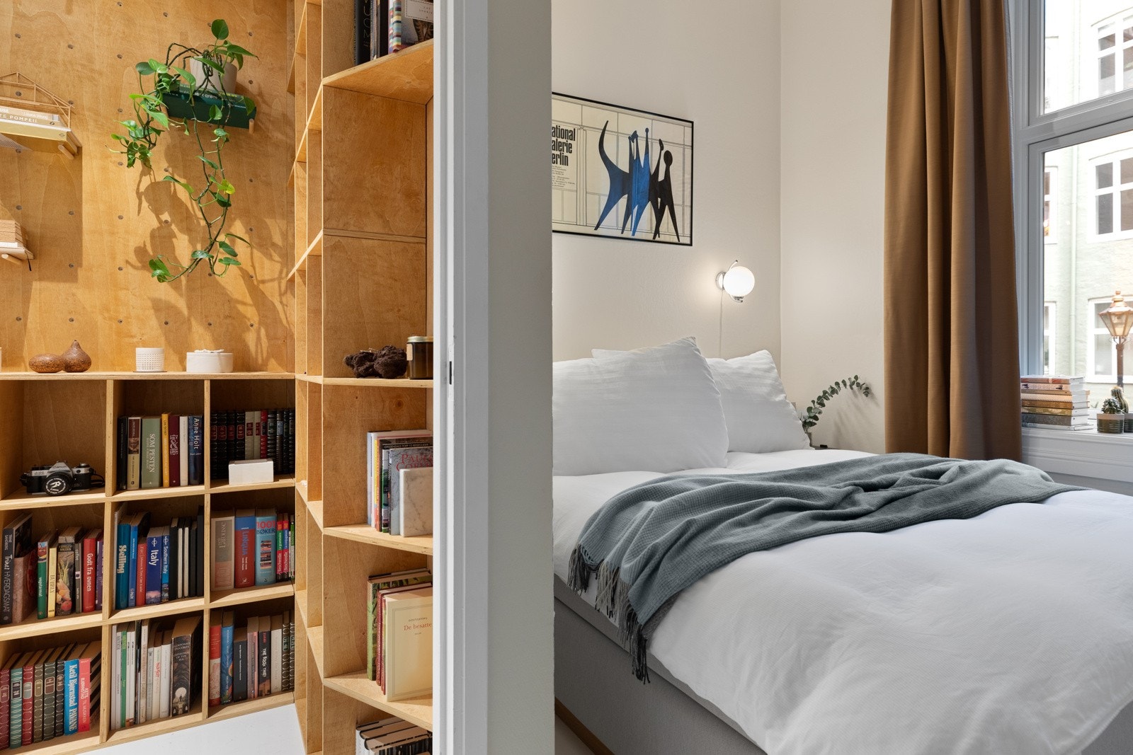 Leilighetens soverom er praktisk plassert og vender mot stille, indre gårdsrom Galleribilde