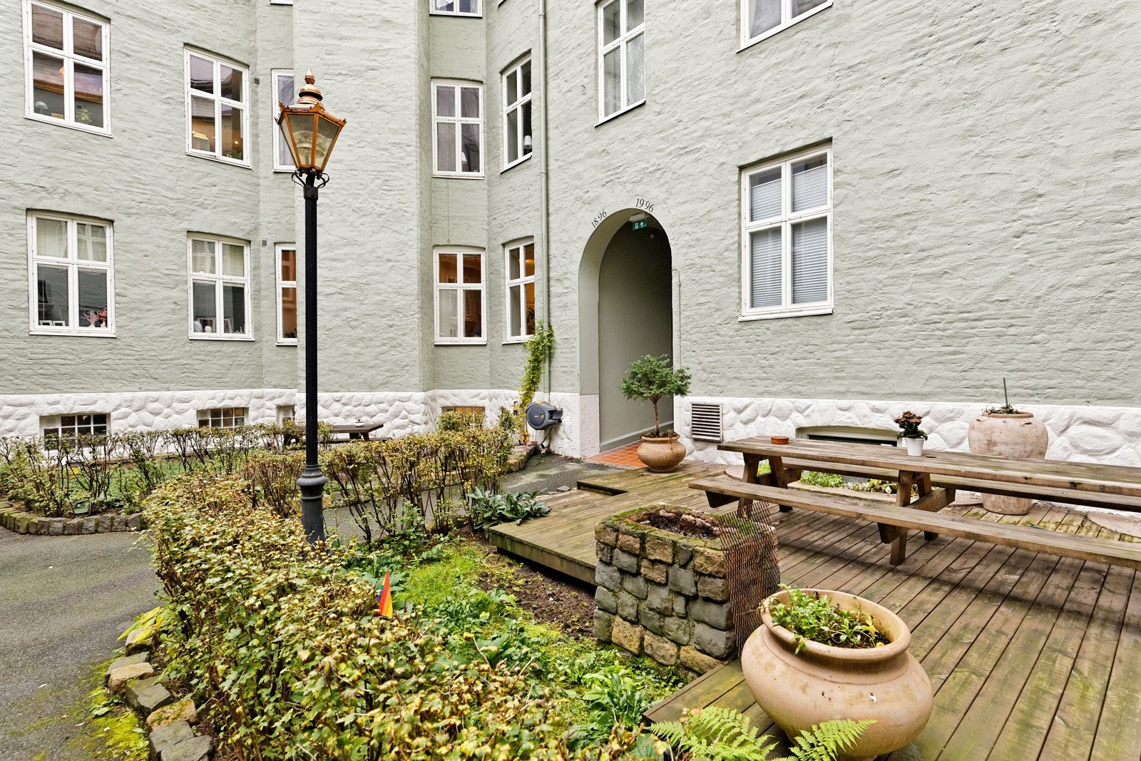 Hyggelig bakgård med sittegruppe Galleribilde