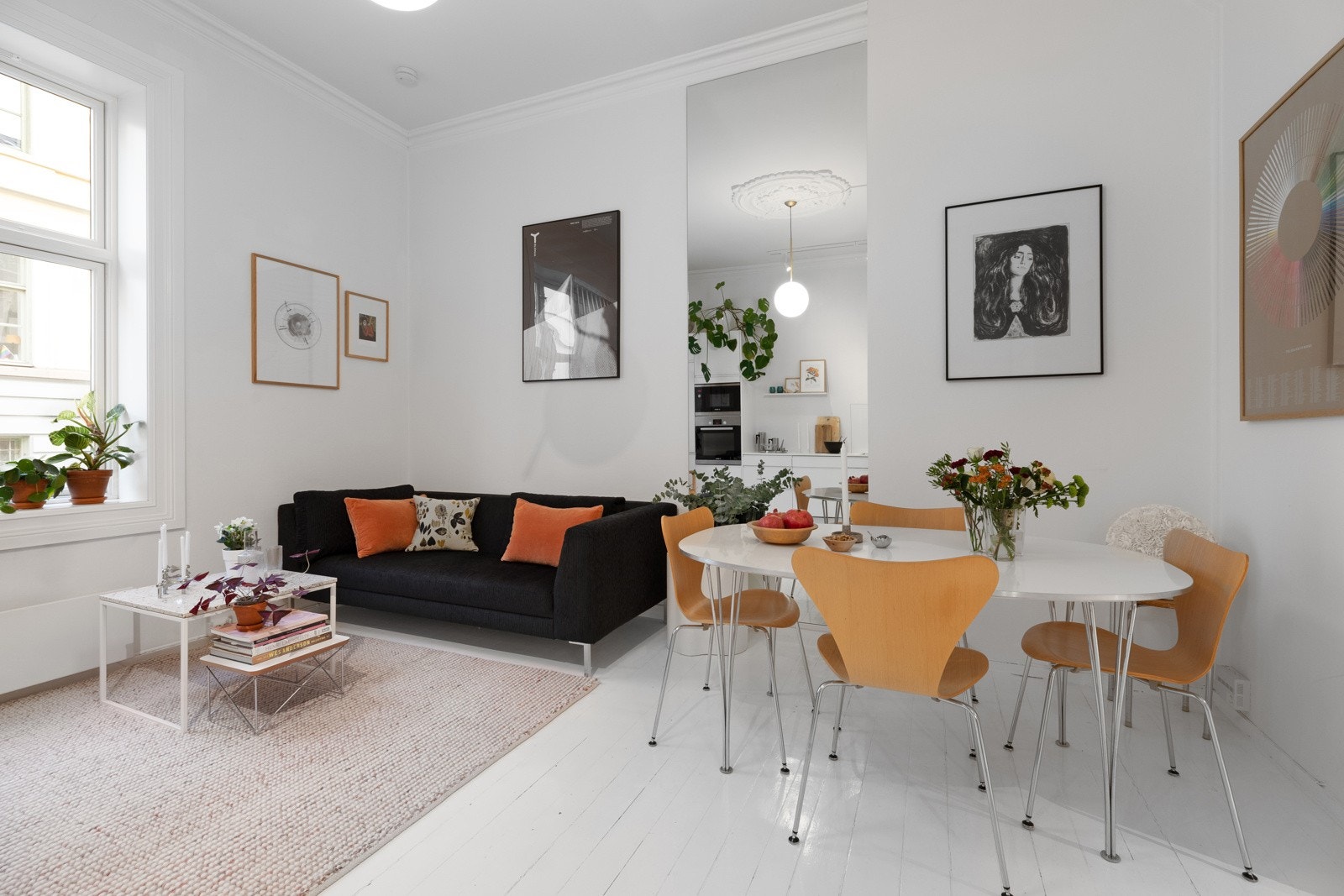 Gjennomgående 2-roms med store vindusflater og fantastisk takhøyde på hele 3,22 meter Galleribilde