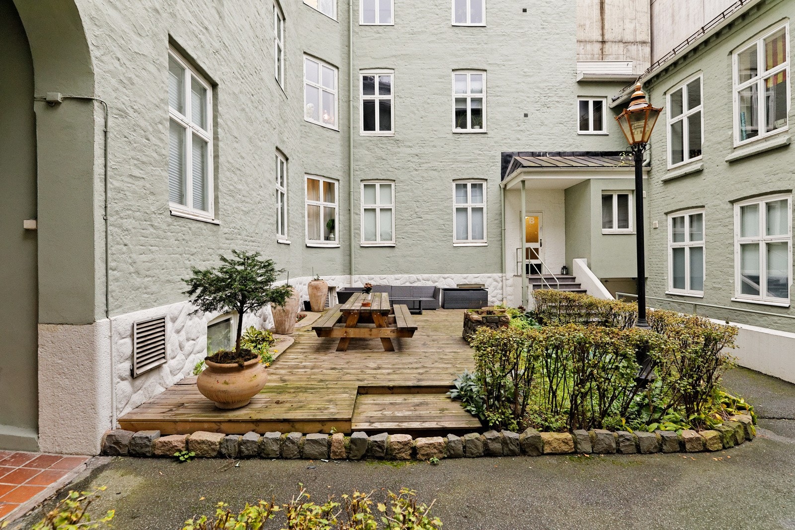 Leiligheten har en supersentral beliggenhet i rolig bygård med godt naboskap Galleribilde