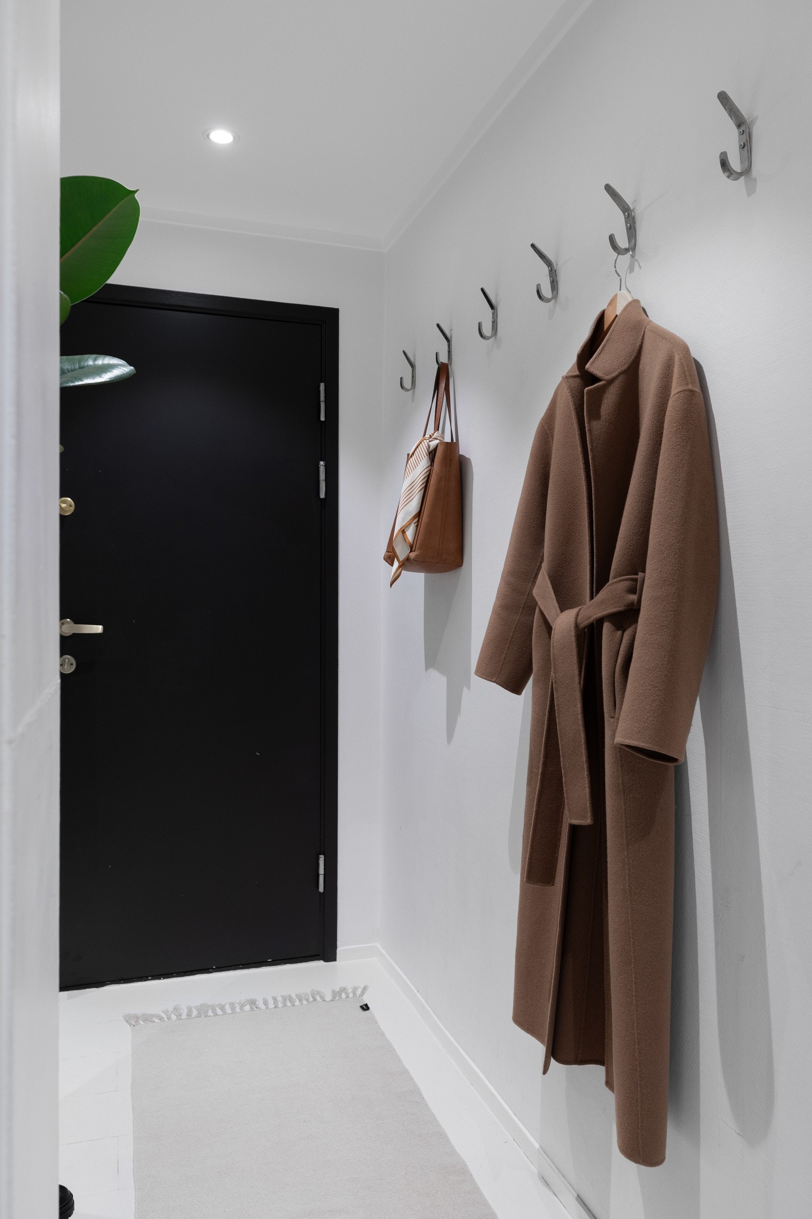 Hyggelig inngangsparti som har plass til oppbevaring av sko og yttertøy Galleribilde