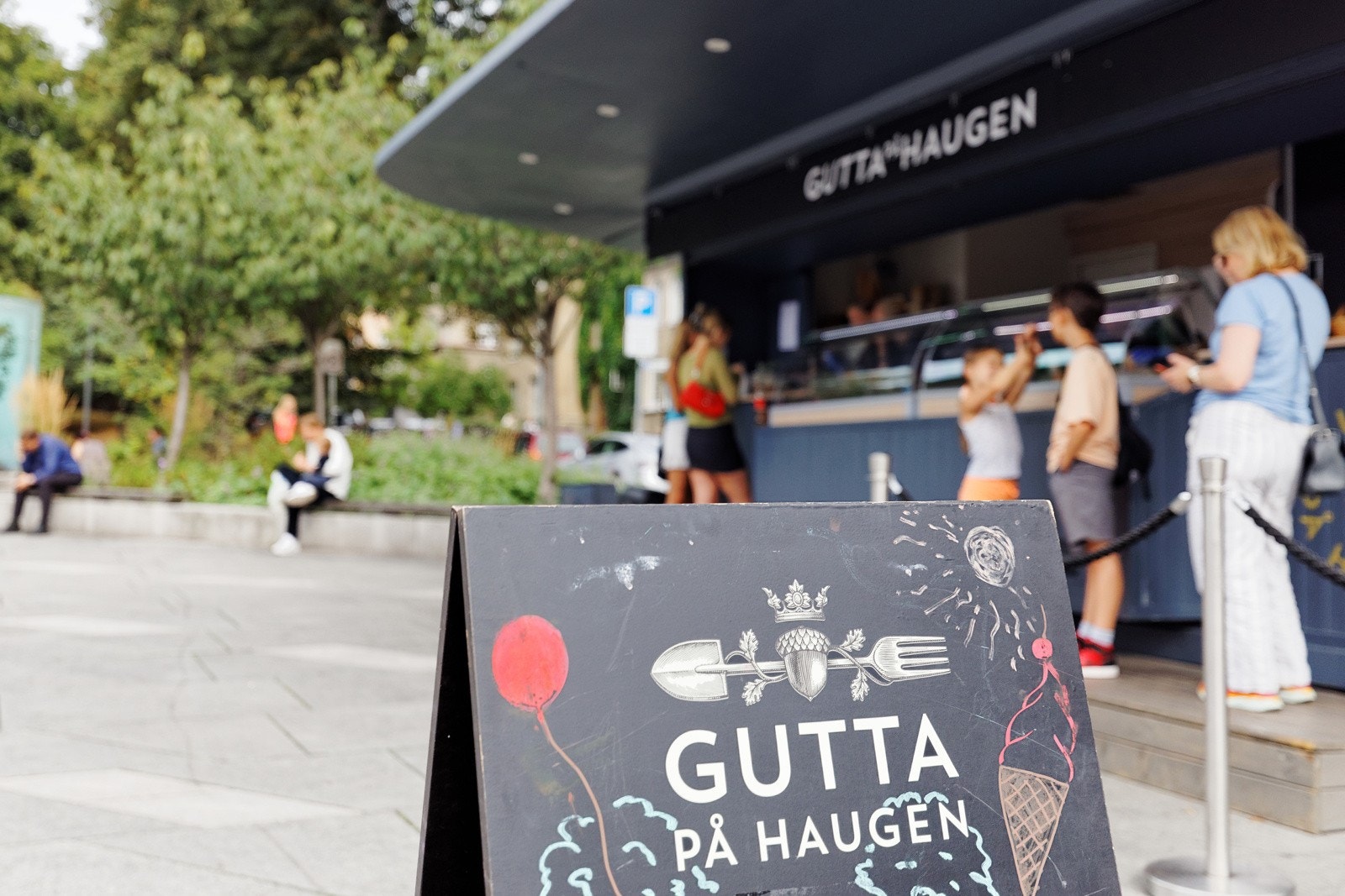 Kort vei til stripa i Ullevålsveien på St. Hanshaugen. Her finnes spesialbutikker som Gutta på Haugen, Kaffebrenneriet, Java og Pascal. Av spisesteder kan blant annet nevnes Smalhans, Grotto og Schrøder Galleribilde