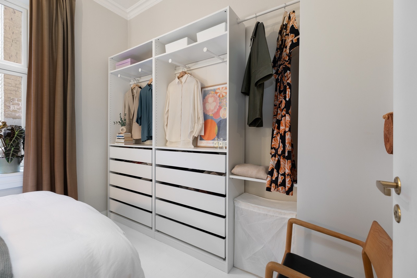 Det er god plass til dobbeltseng, samt oppbevaring i stort, plassbygd garderobeskap Galleribilde