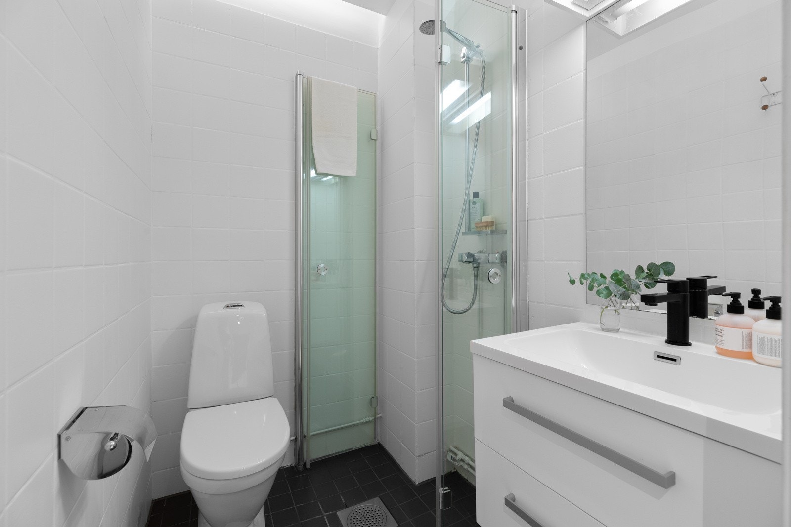 Delikat baderom med innredning fra 2018 og behagelig gulvvarme. Felles vaskeri med vaskemaskin fra 2023 Galleribilde