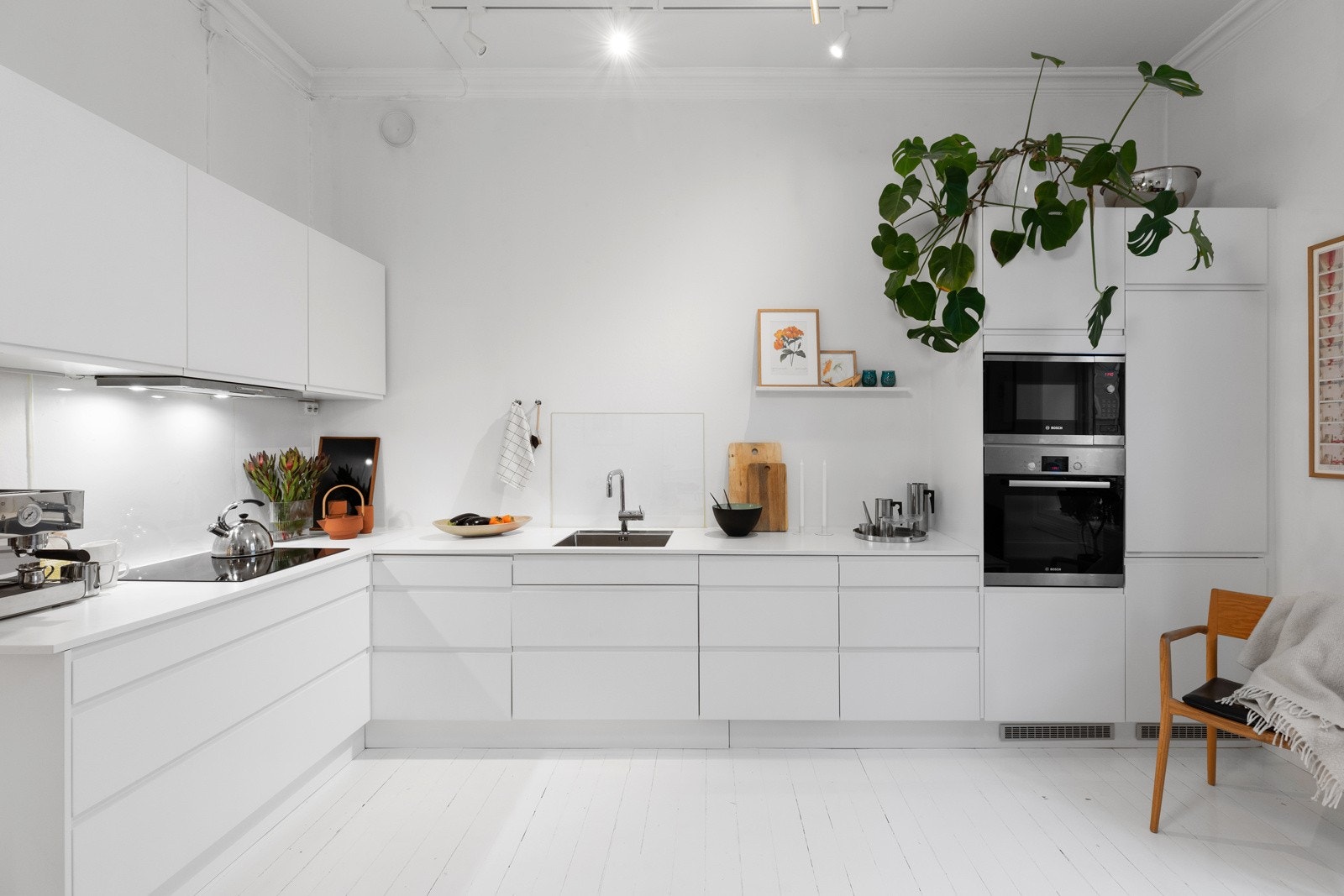 Kjøkkenet er fra 2018 og har en åpen løsning i hjemmet, og byr på svært god skap- og benkplass - perfekt plassert for sosiale sammenkomster Galleribilde