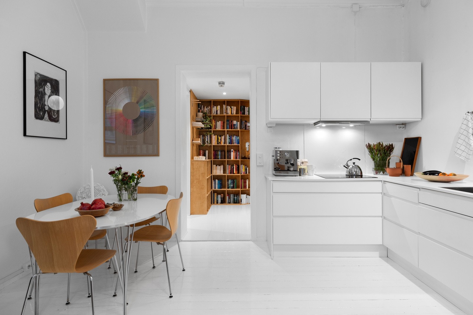 De lyse, originale tregulvene komplimenterer de øvrige detaljene i leiligheten Galleribilde