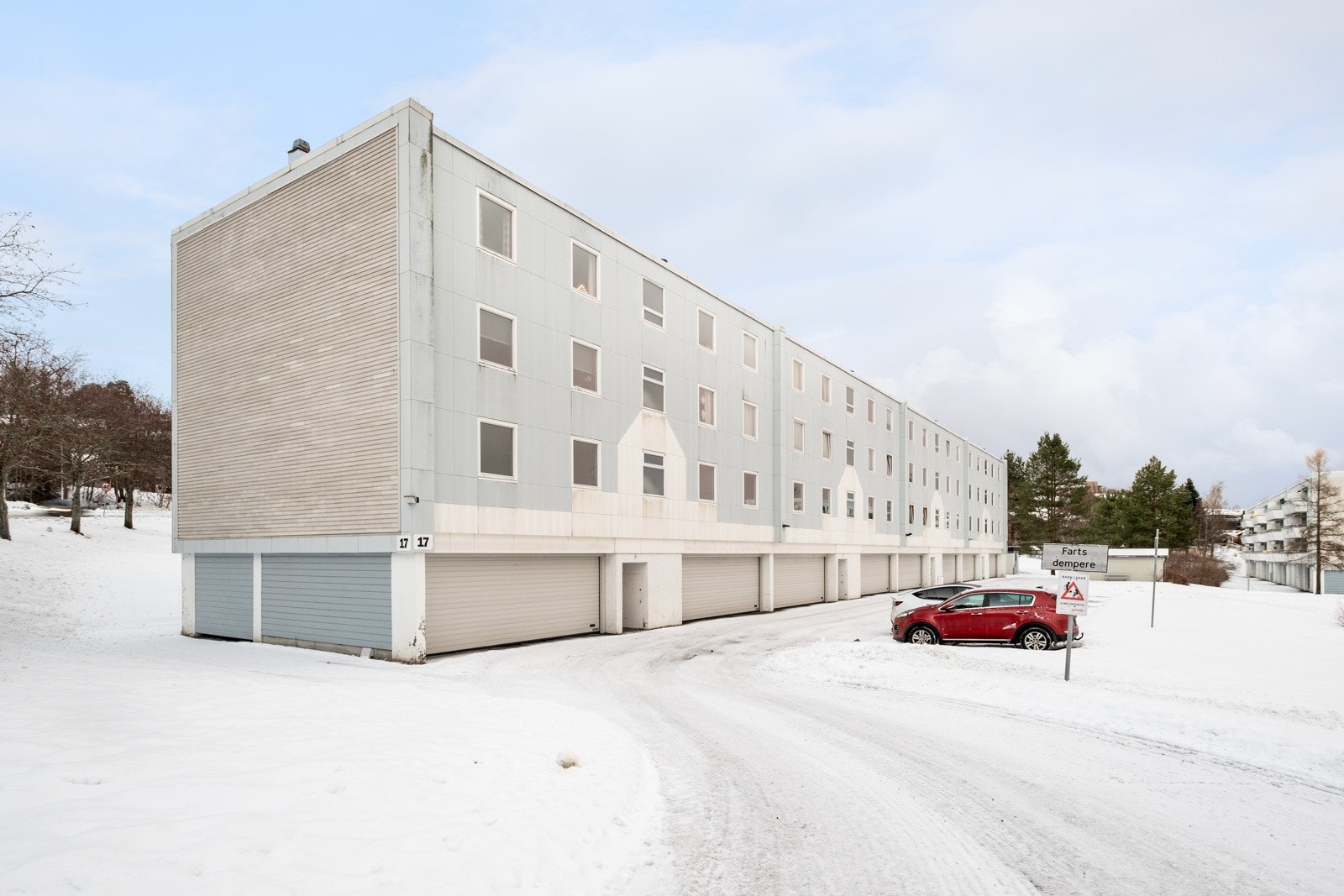 Fast parkeringsplass i garasje medfølger. Borettslaget har også gjesteparkering. Galleribilde