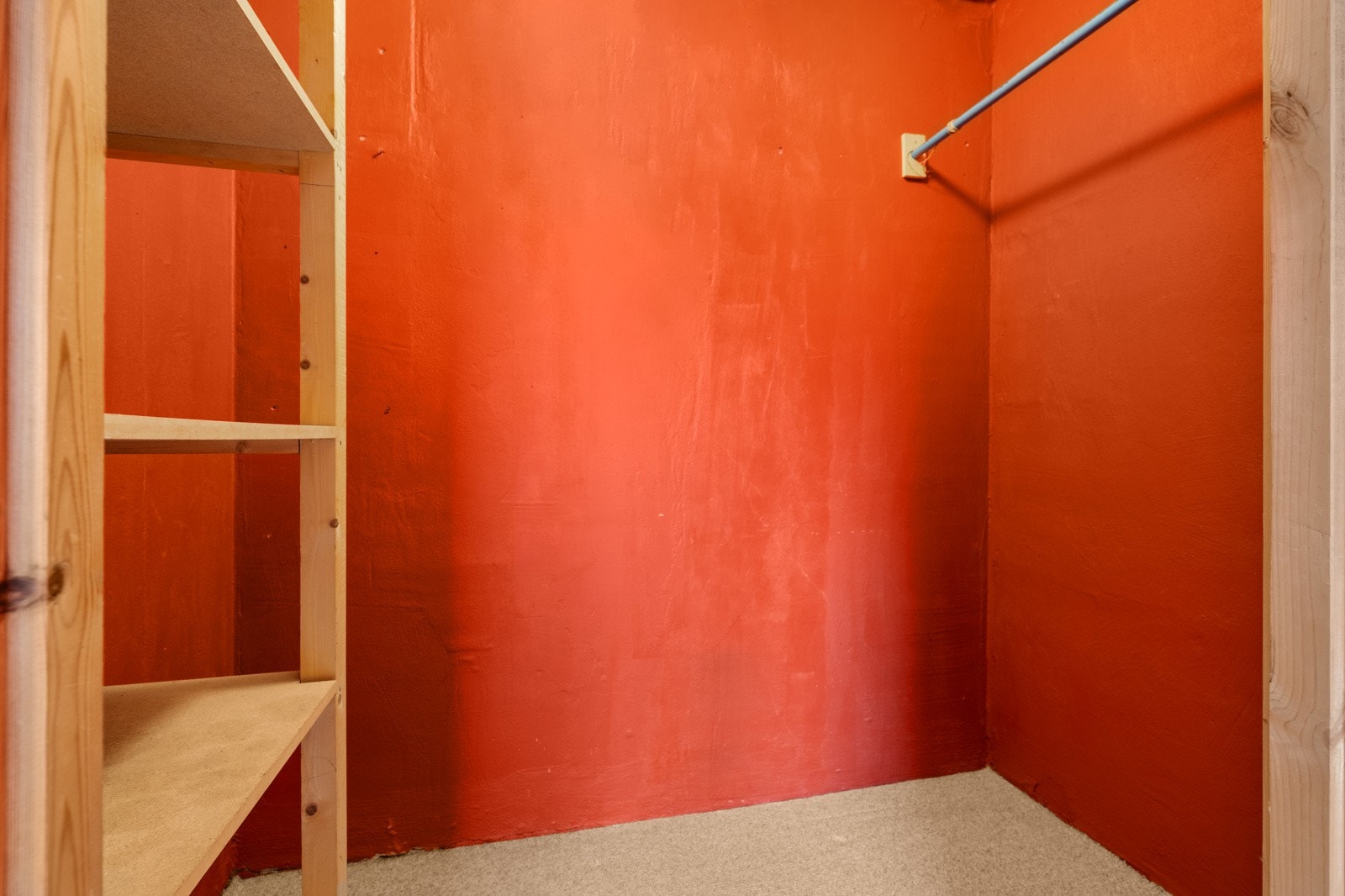 Innvendig bod på 3 kvm med god lagringsplass. I tillegg har man 2 utvendige boder på 1,5 og 5,5 kvm. Galleribilde