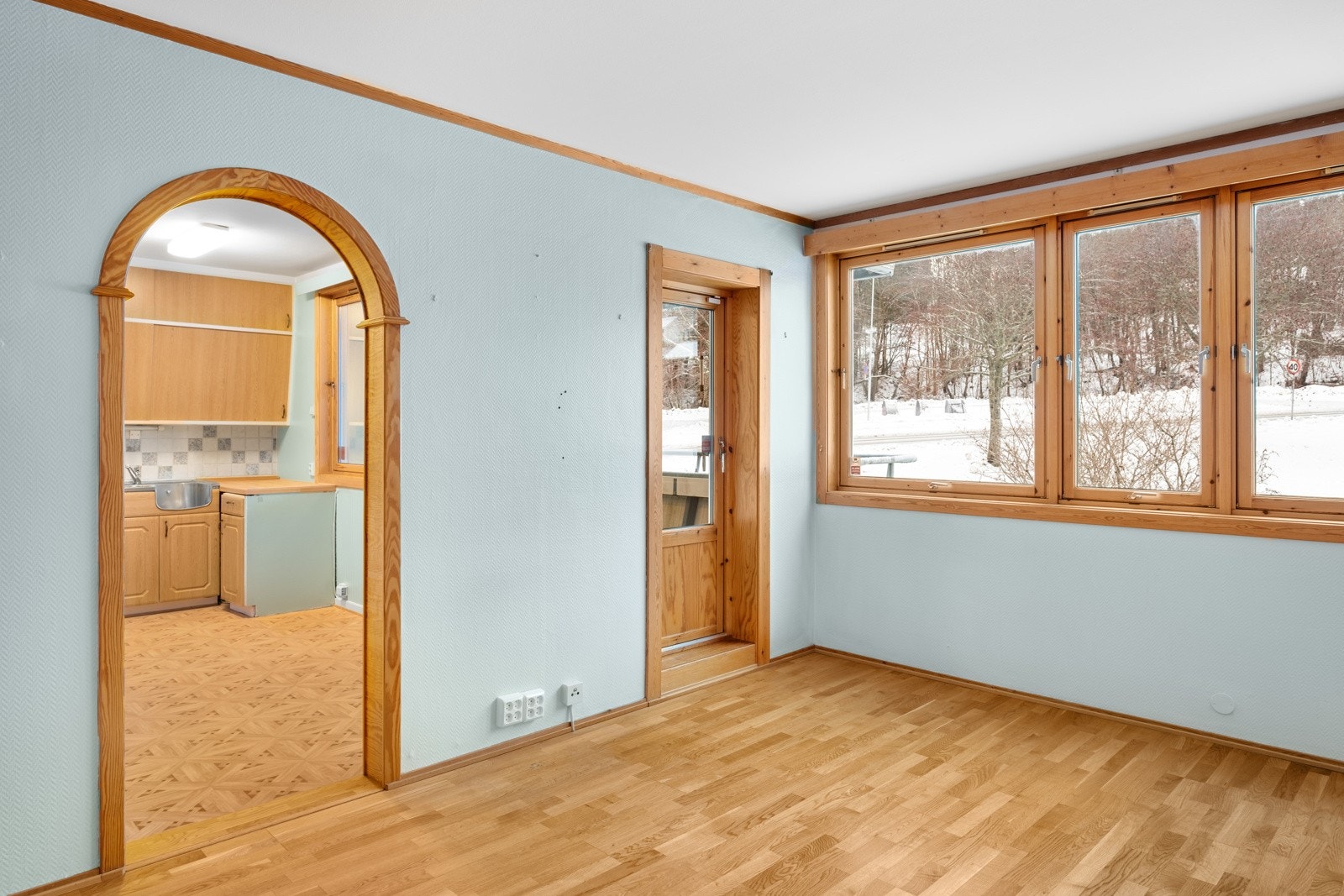 Stuen får tilført rikelig med dagslys via store vindusflater. Kabel-TV/internett, kommunale avgifter m.m. er inkludert i felleskostnadene. Galleribilde