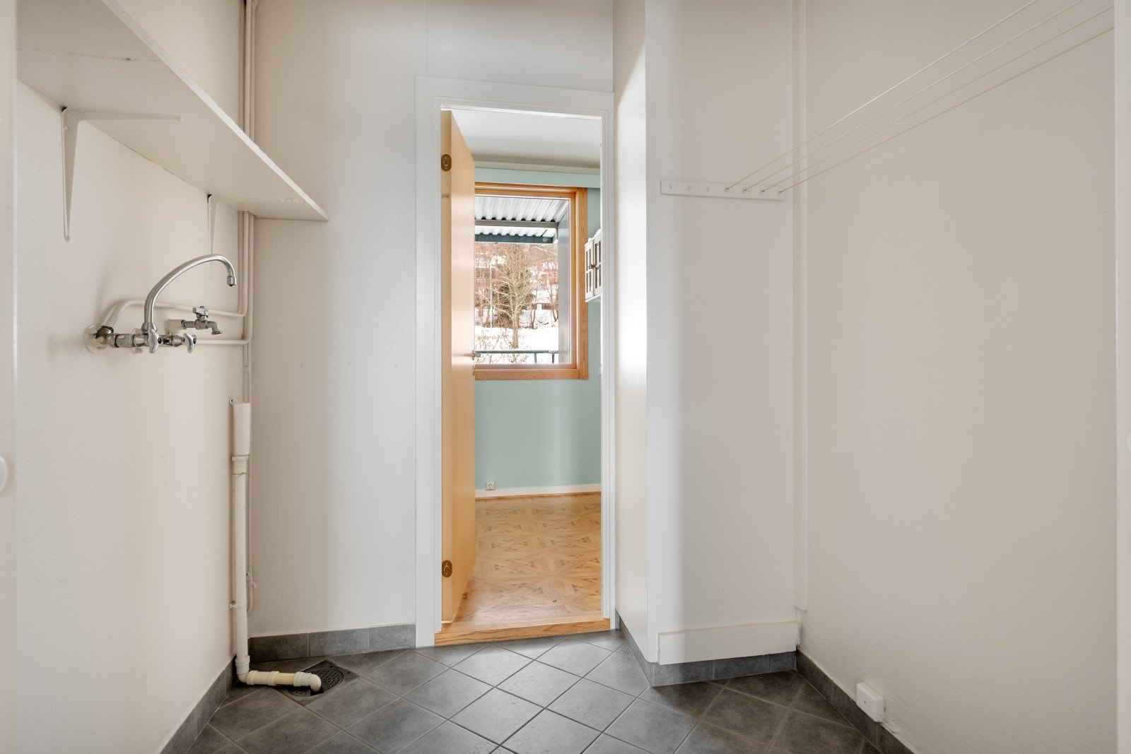 Eget vaskerom med opplegg for vaskemaskin. Galleribilde