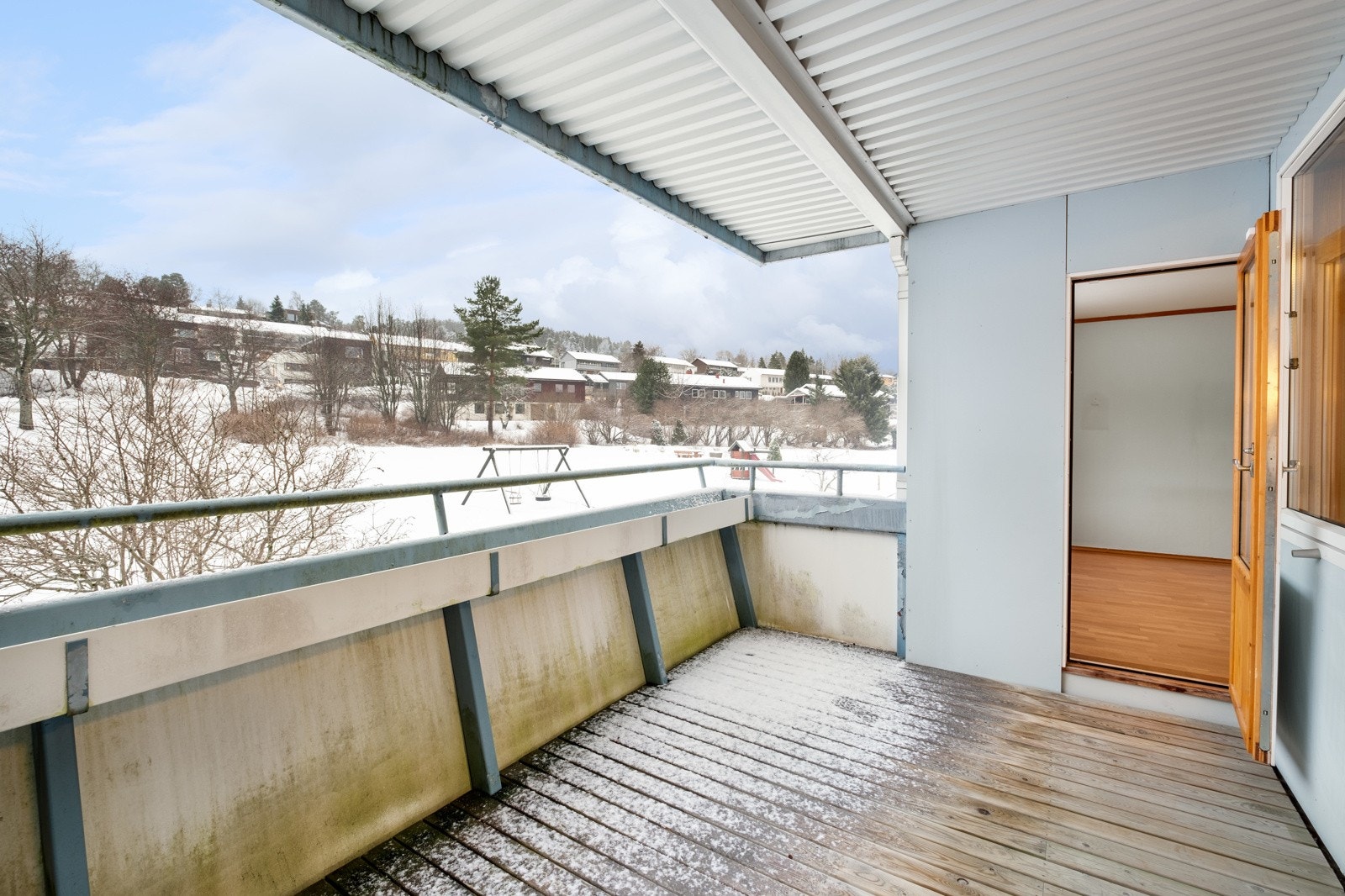 Den solrike balkongen har god plass til diverse utendørsmøbler. Takoverbygg gjør uteplassen lun og anvendelig uansett vær. Galleribilde