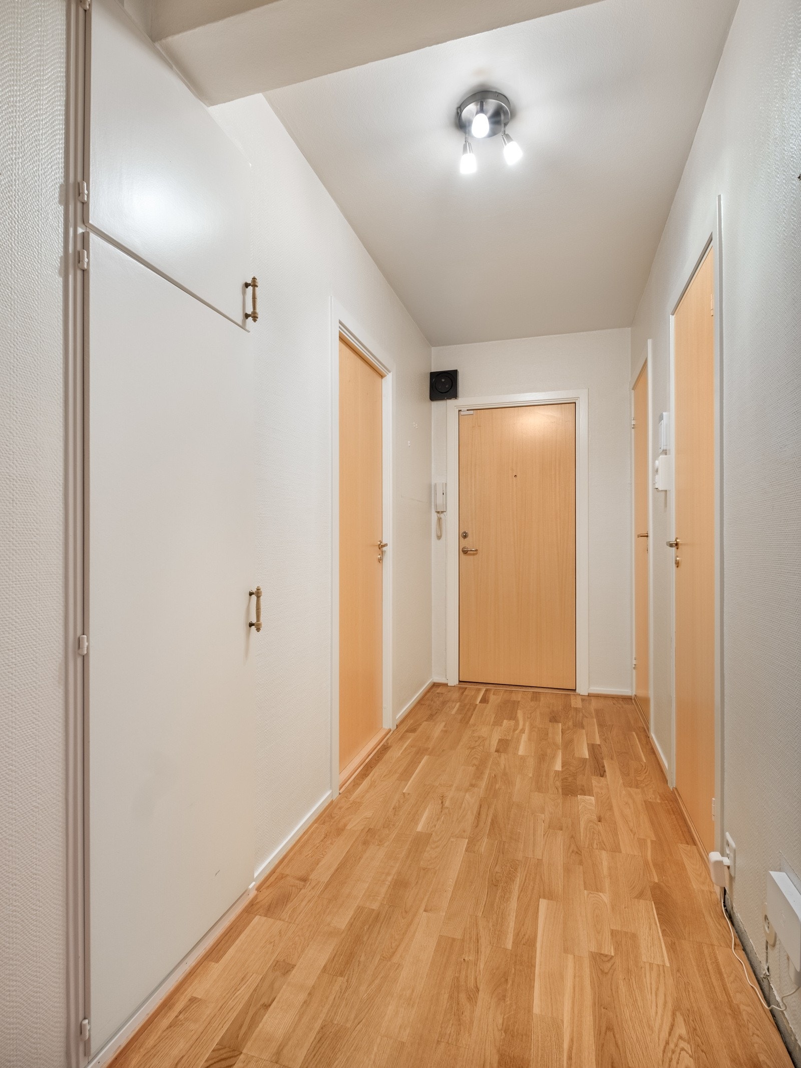 Velkommen inn! Boligen har enkel adkomst i 2.etasje via felles trappeoppgang. Det er god plass til å sette fra seg sko og yttertøy i gangen på 6 kvm. Galleribilde