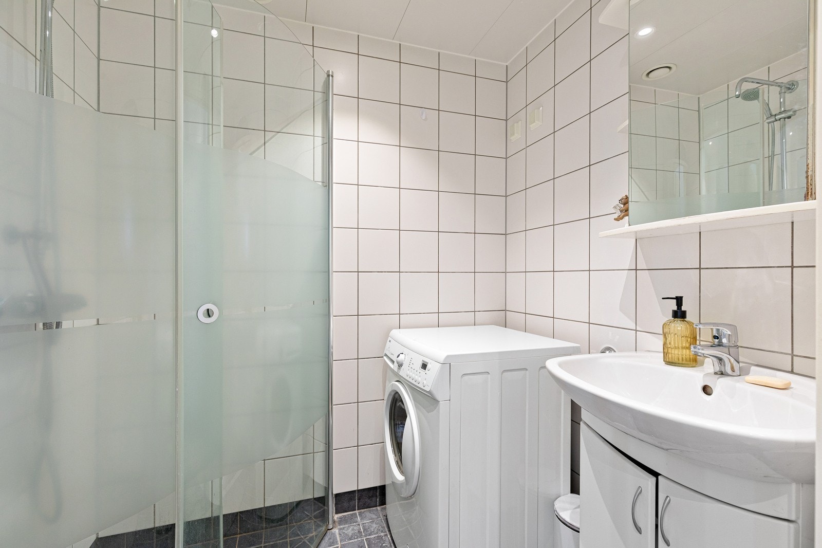 Flislagt bad med elektriske varme kabler i gulv. Galleribilde