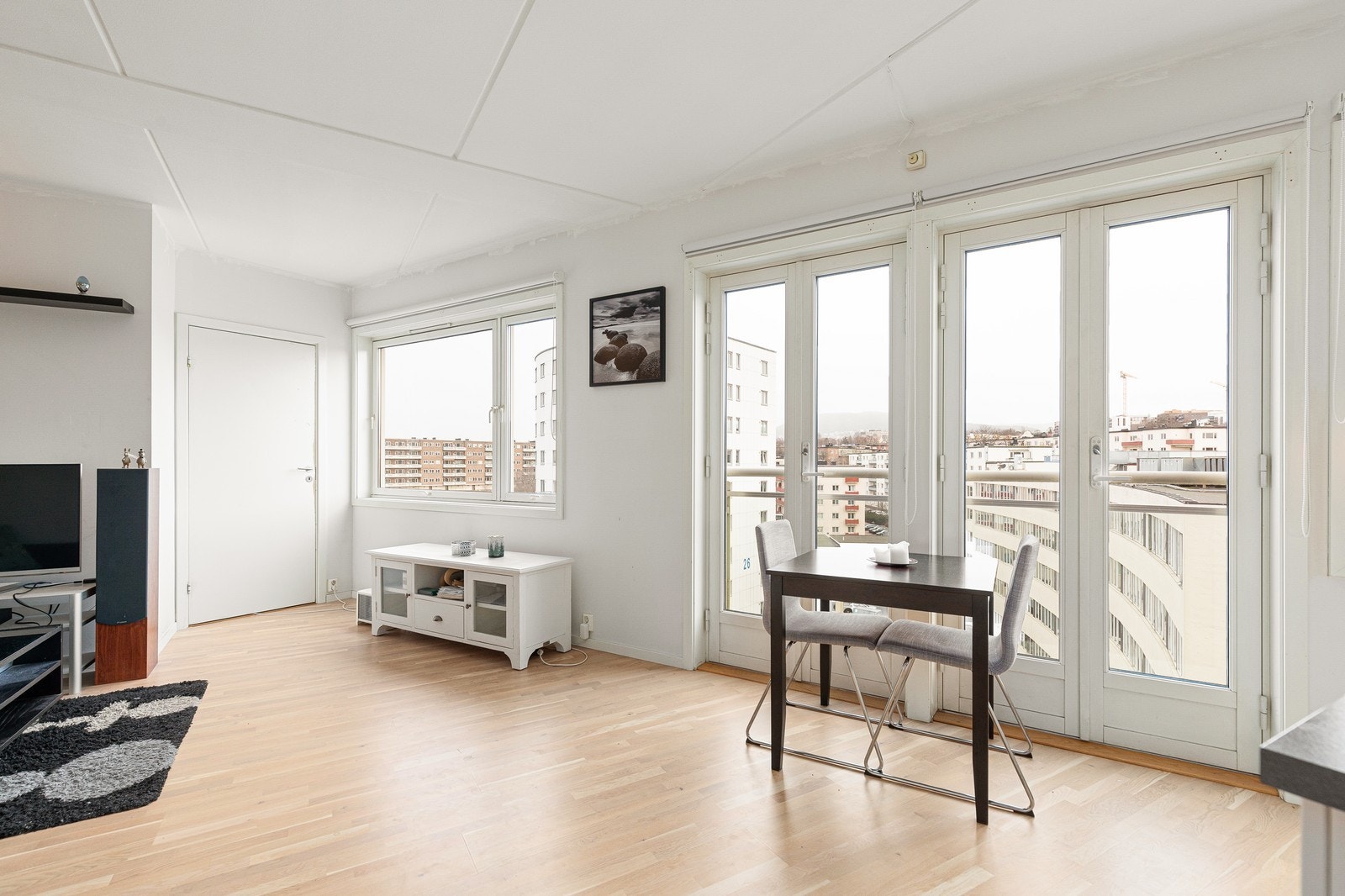 Åpen kjøkkenløsning mot stuen. Galleribilde