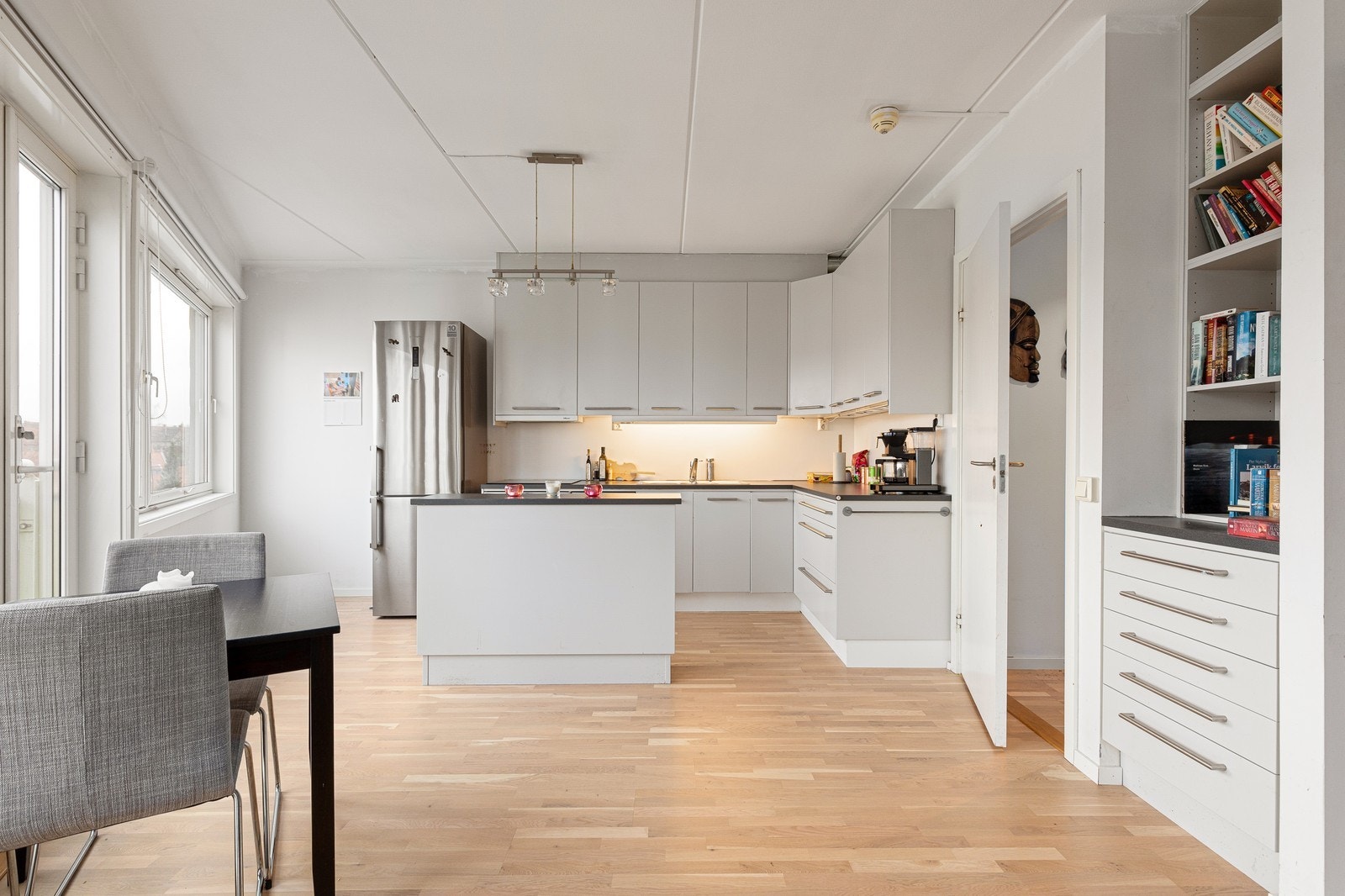 Kjøkkenet er godt tilpasset boligen med hensyn til utnyttelse og funksjonalitet. Galleribilde