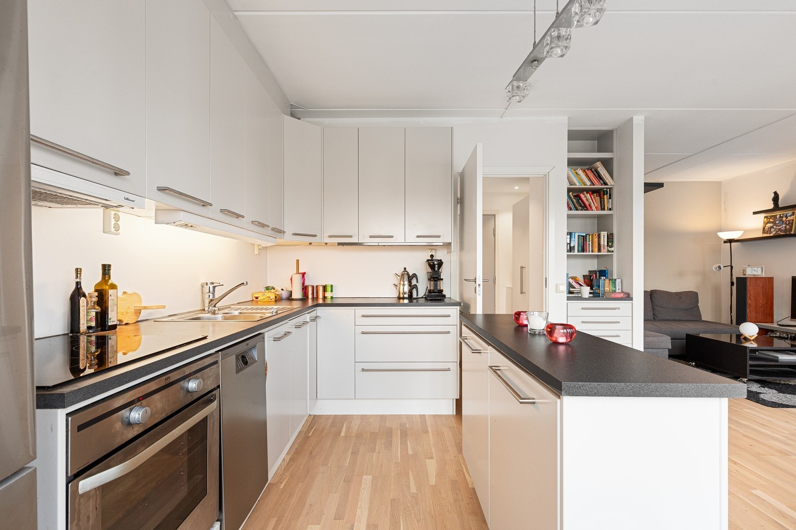 Kjøkkenet er godt utstyrt med god skap- og benkeplass. Galleribilde