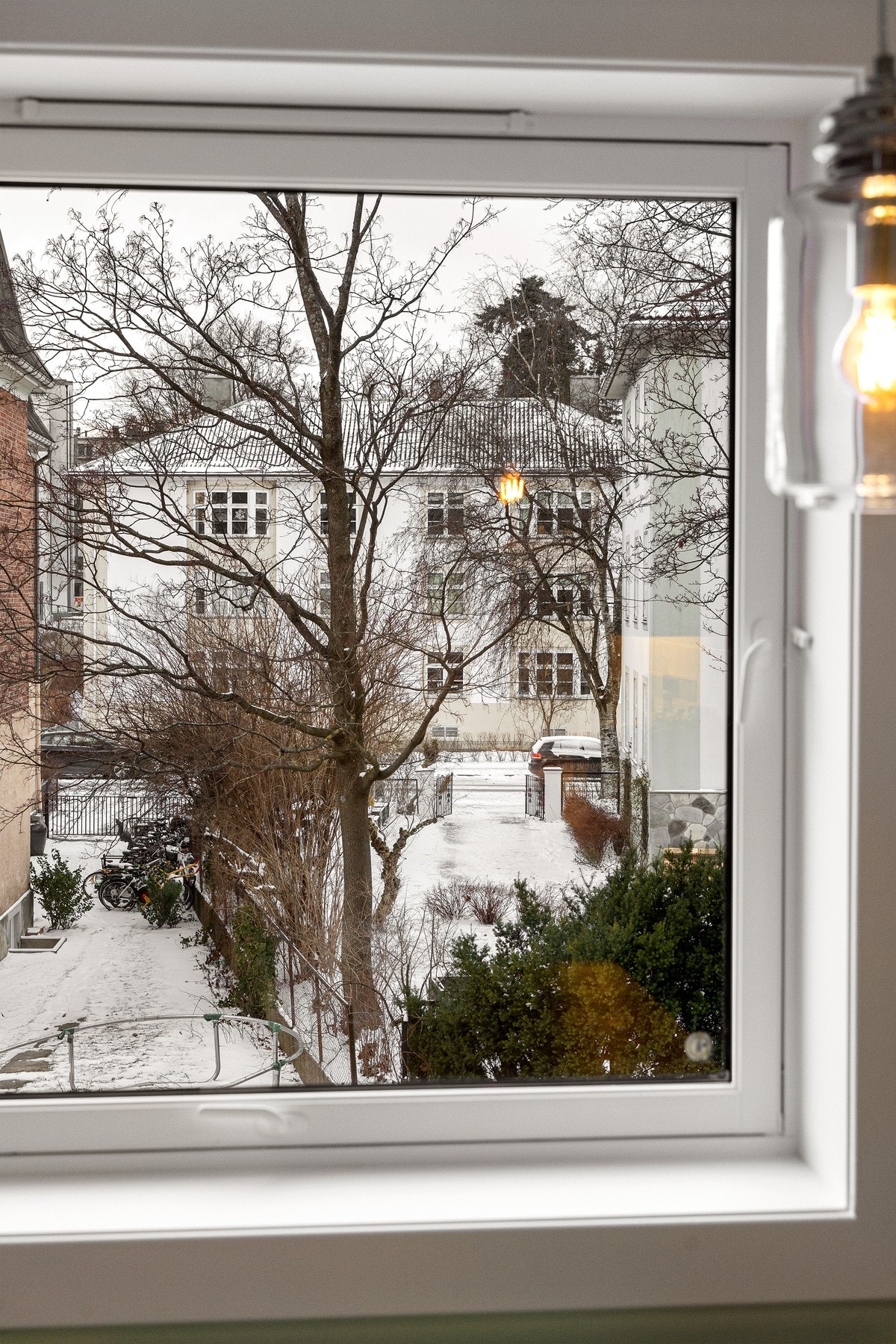 Et stort vindu slipper inn godt med naturlig lys og gir utsikt mot bakgården. Galleribilde