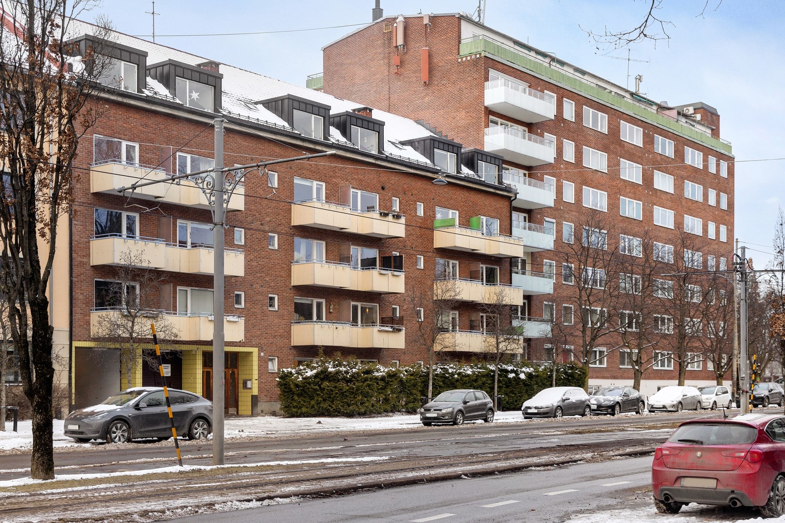 Boligen har en meget attraktiv og sentral beliggenhet på Adamstuen med nærhet til butikker, kafeer og kollektivtransport. Galleribilde