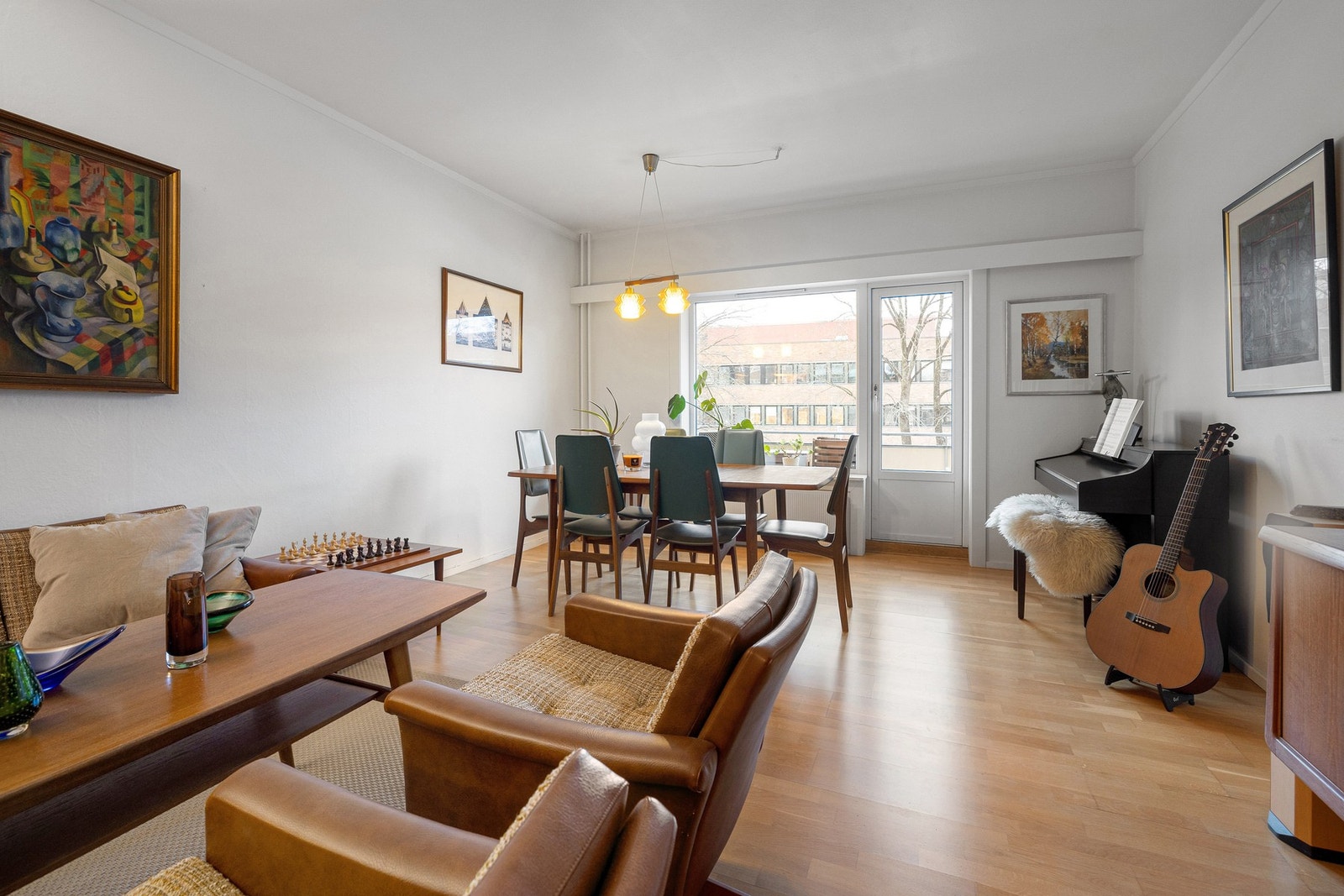 Rommets størrelse gir rikelig med plass til å skape ulike soner for både avslapning med sofakrok, samt en spisestue hvor venner kan samles rundt bordet. Galleribilde