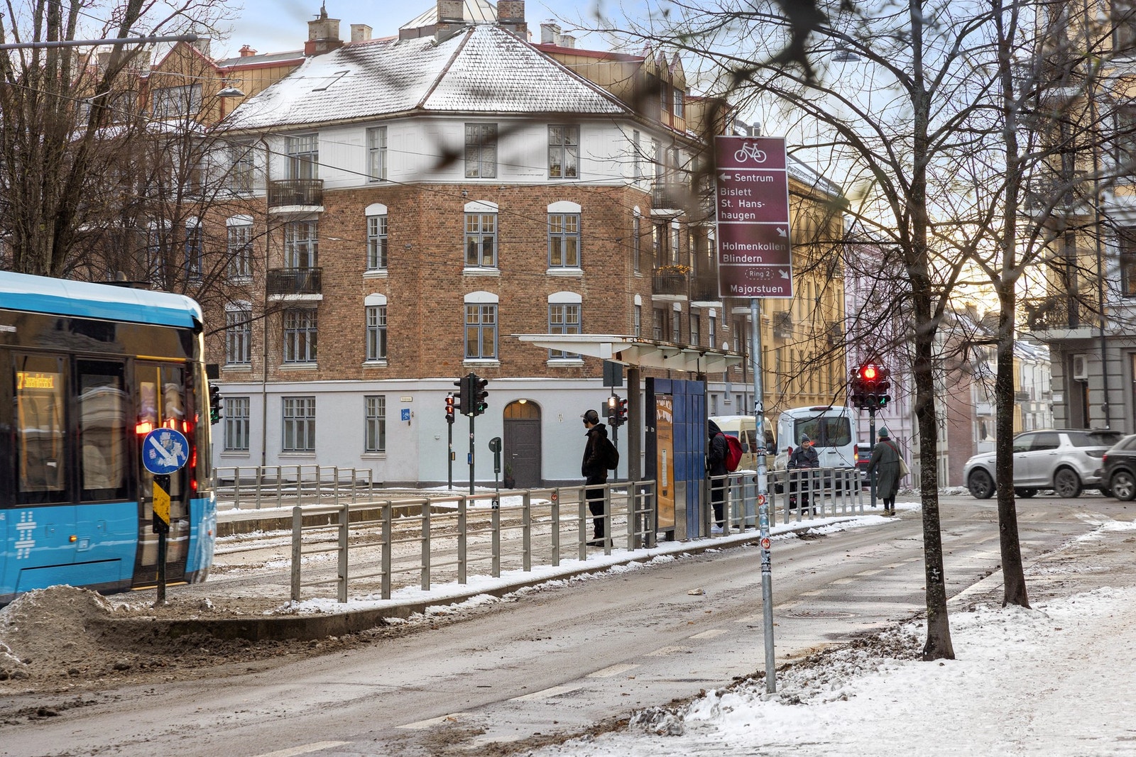 Det er gode kollektivmuligheter i nær tilknytning fra leiligheten. Nærmeste holdeplass er Adamstuen, ca. 70 meter fra boligen. Galleribilde