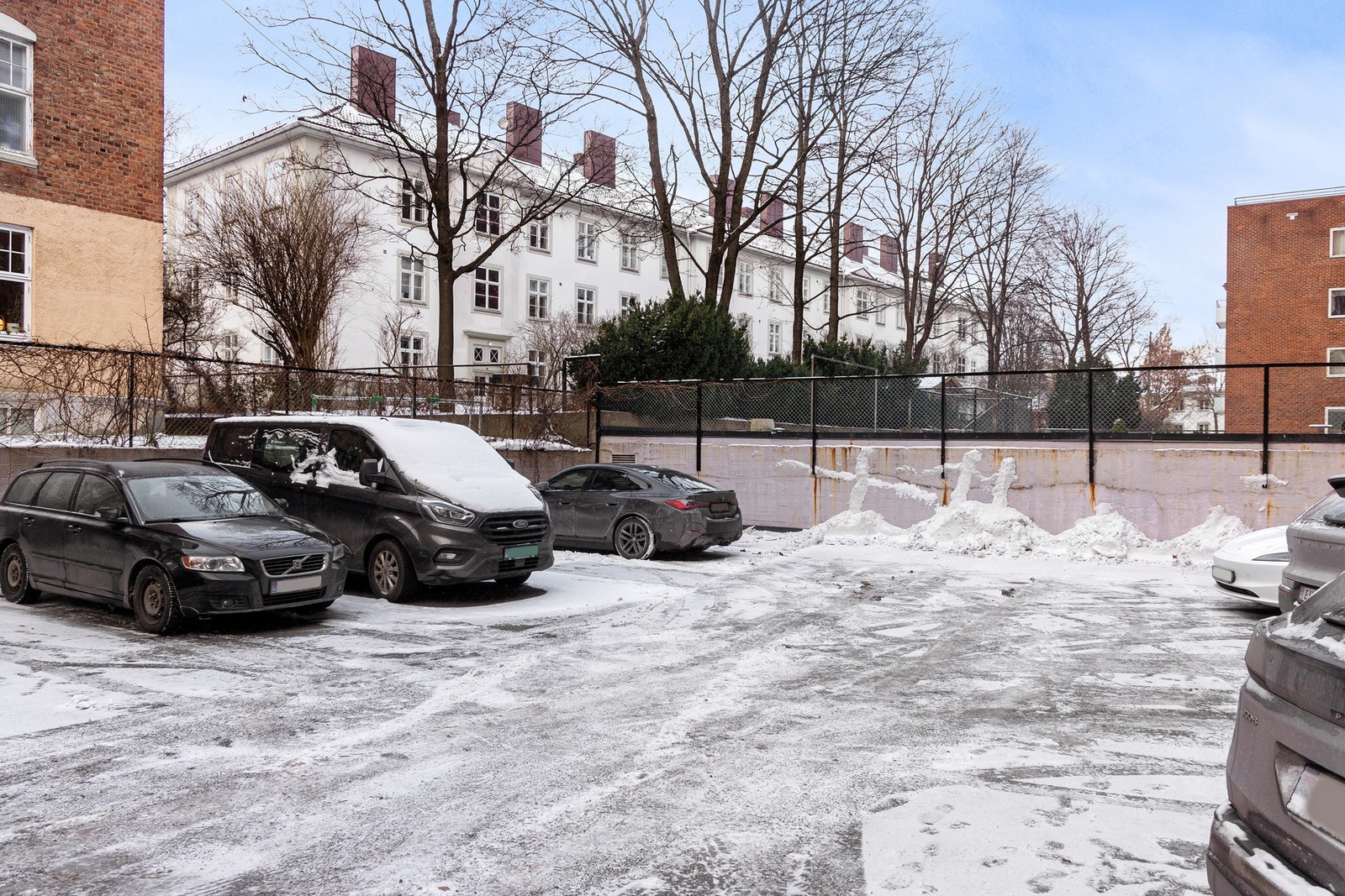 Sameiet leier ut 19 parkeringsplasser i bakgården. Beboere kan leie plass for 4800,- per halvår, dvs. kr 800,-/ mnd. Plassene fordeles etter liste (ledig pt.). Galleribilde