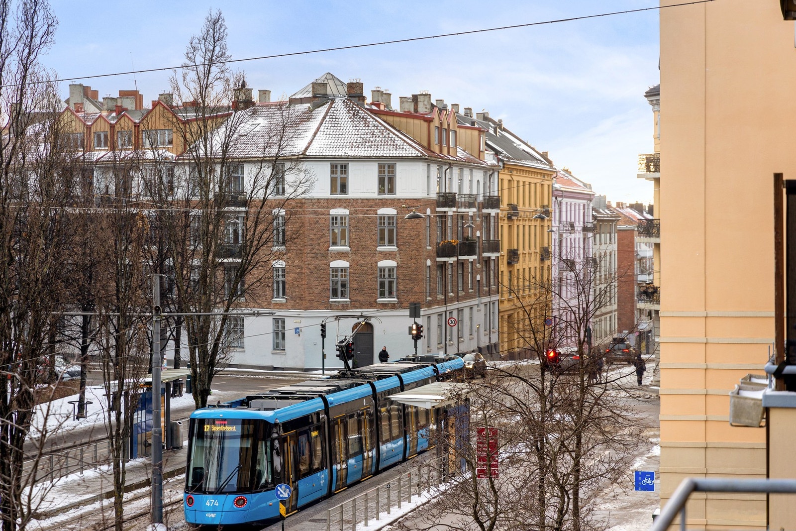 Balkongen har en luftig beliggenhet med utsikt over gaten og nærområdet. Galleribilde