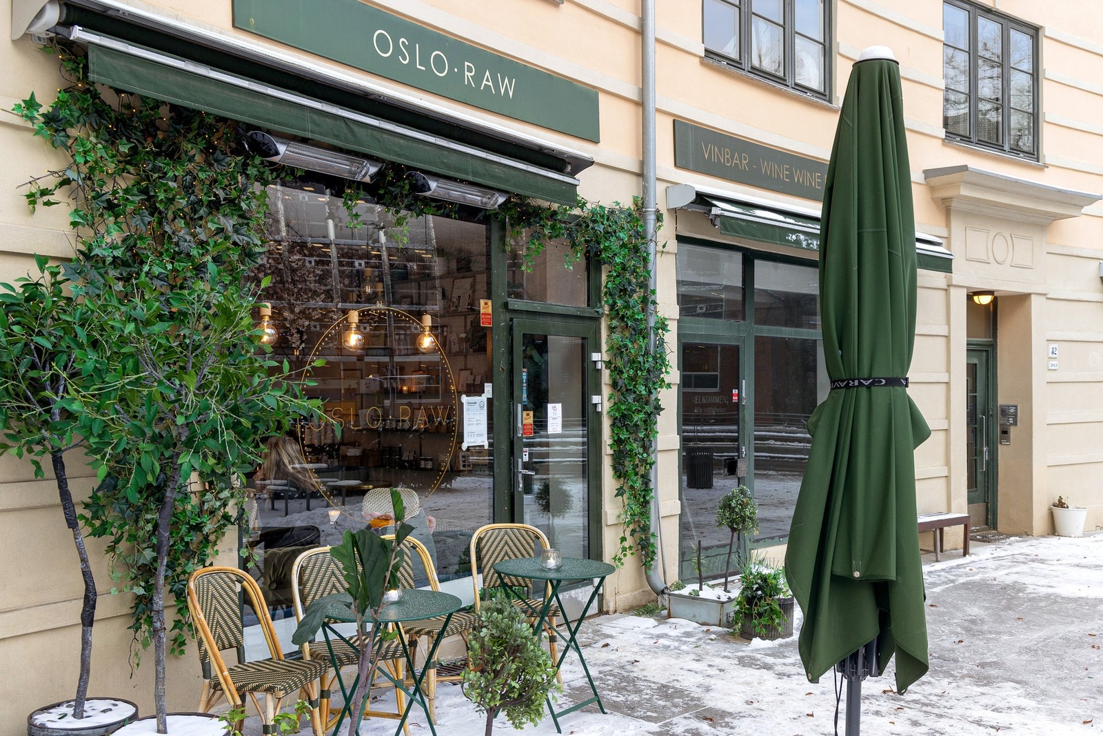 Området er kjent for sitt tilbud av kaffebarer, bakerier, restauranter og delikatesseforretninger, samt eksklusive spesialforretninger innen klær og mote. Galleribilde