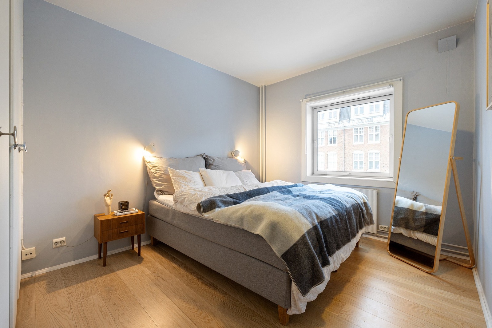Soverommet er romslig og har en lys og behagelig atmosfære. De store vinduene slipper inn godt med naturlig lys og gir utsikt mot bygården. Galleribilde