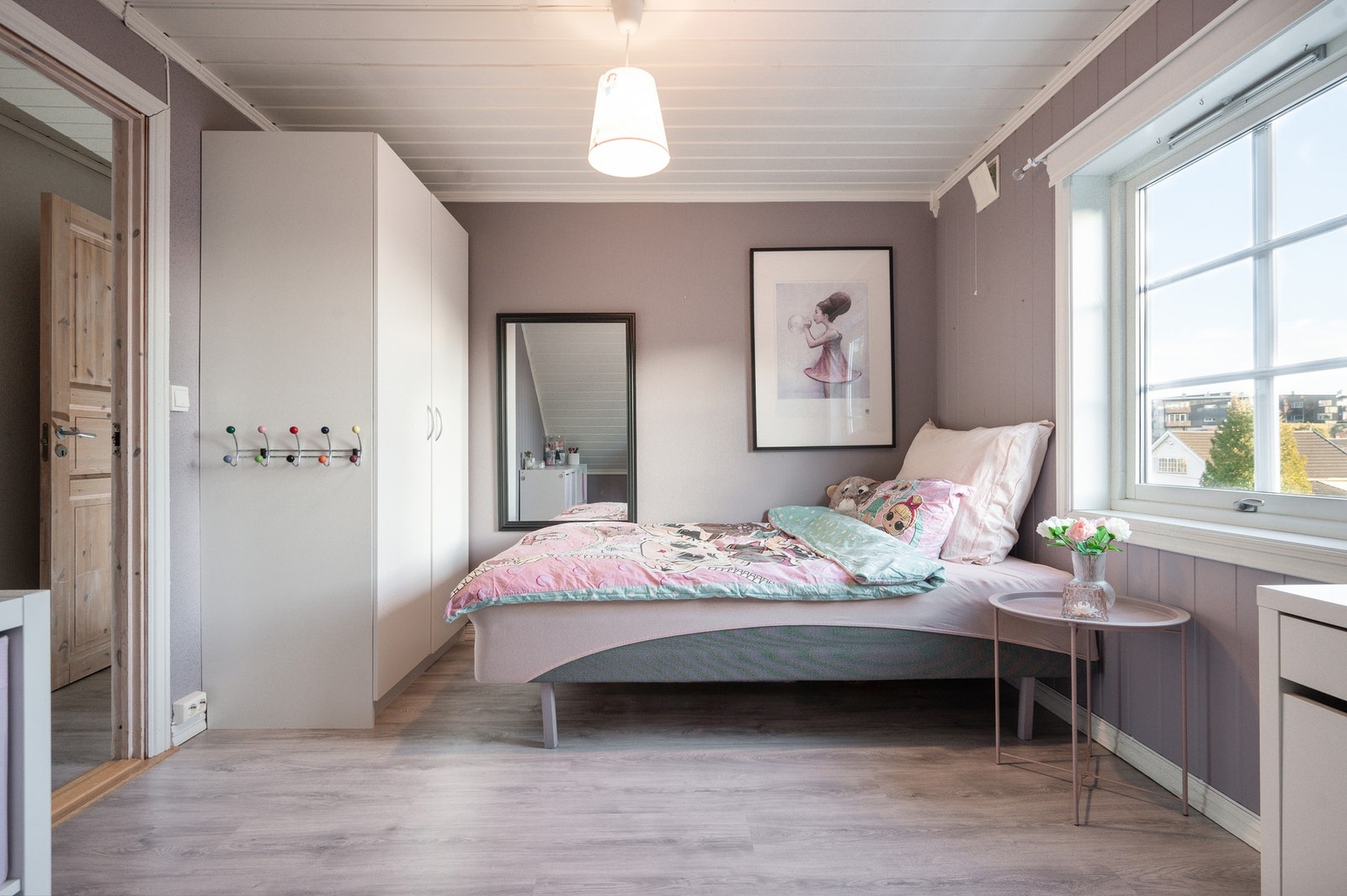 Dette er et fint barnerom med plass til garderobeskap, seng og pult. Galleribilde