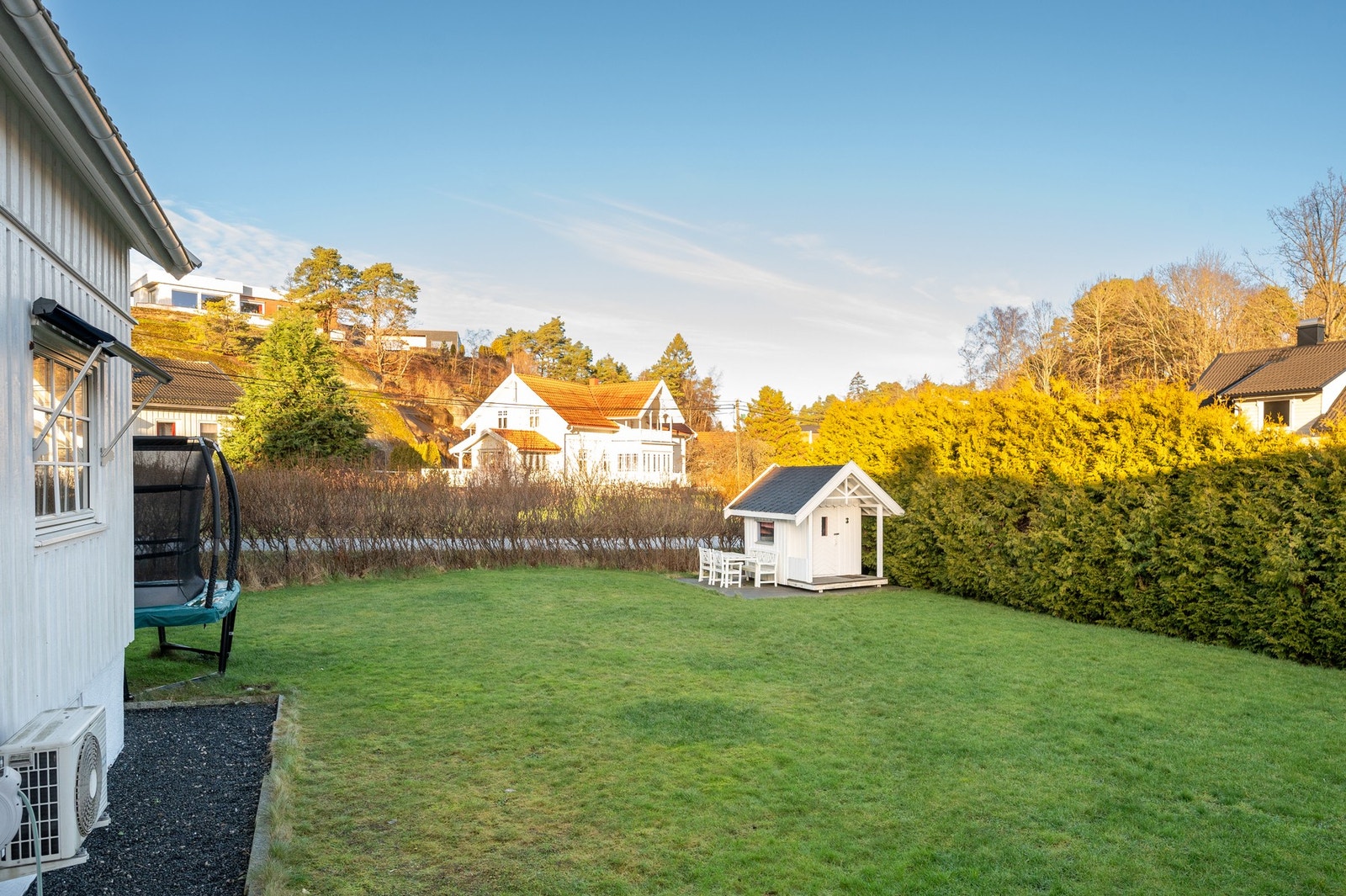 Eiendommen har en stor opparbeidet tomt med gressplen, hekk og beplantning. Galleribilde