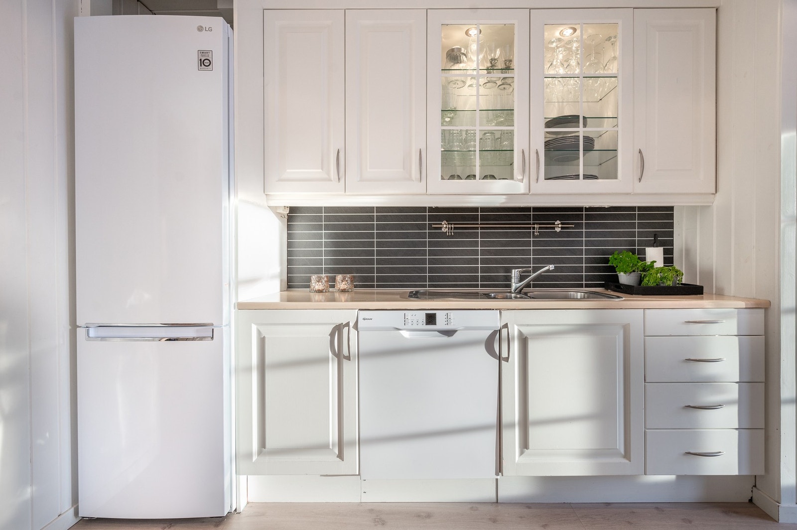 Innredningen har integrert stekeovn og platetopp. Frittstående oppvaskmaskin og kjøleskap Galleribilde