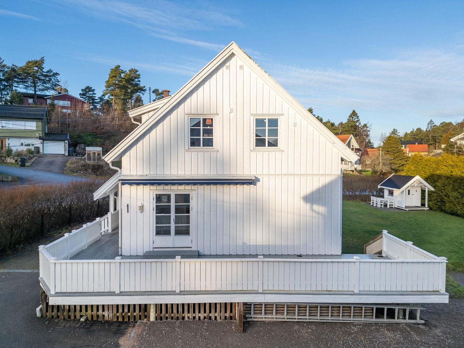 Fra kjøkkenet og spisestuen er det utgang til en romslig sydvendt terrasse. Galleribilde