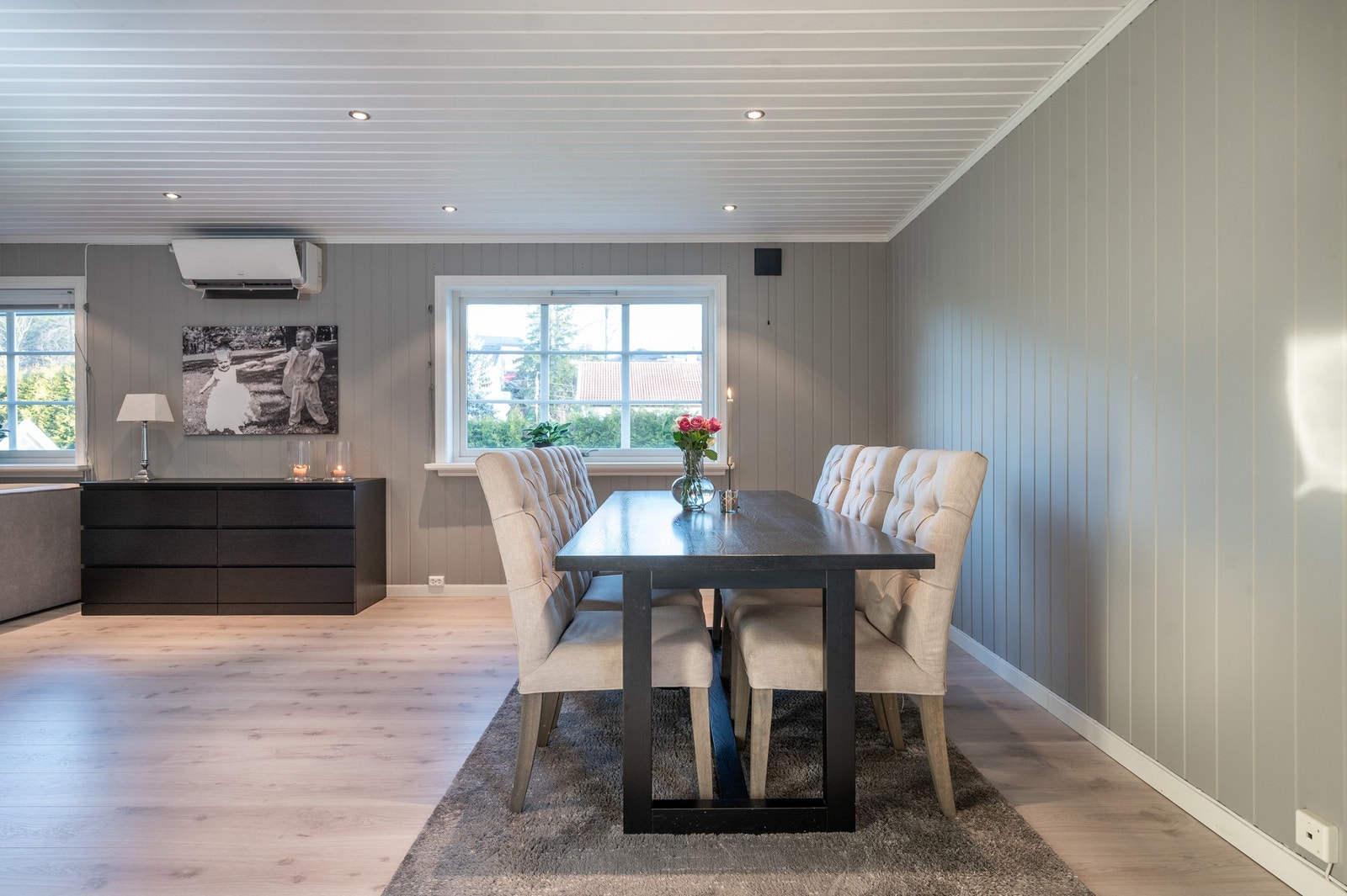 I stuen er god plass til spisebord for storfamilien og gjester. Galleribilde