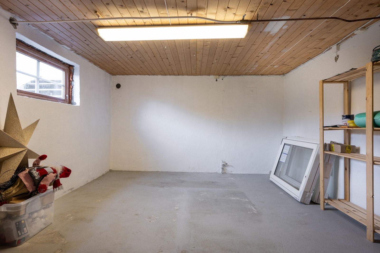 Bodrom. De hvite vinduene som ligger i rommet kan følge boligen ved salg. Disse oppfyller krav til rømningsvei, i følge selger. Galleribilde