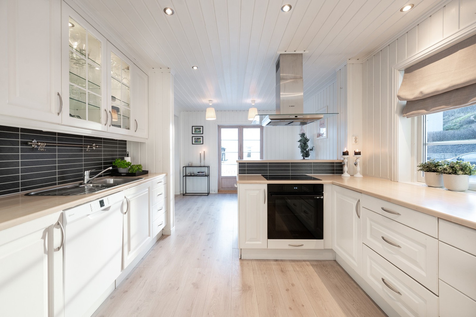 Kjøkkenet er lyst med profilerte fronter. Galleribilde