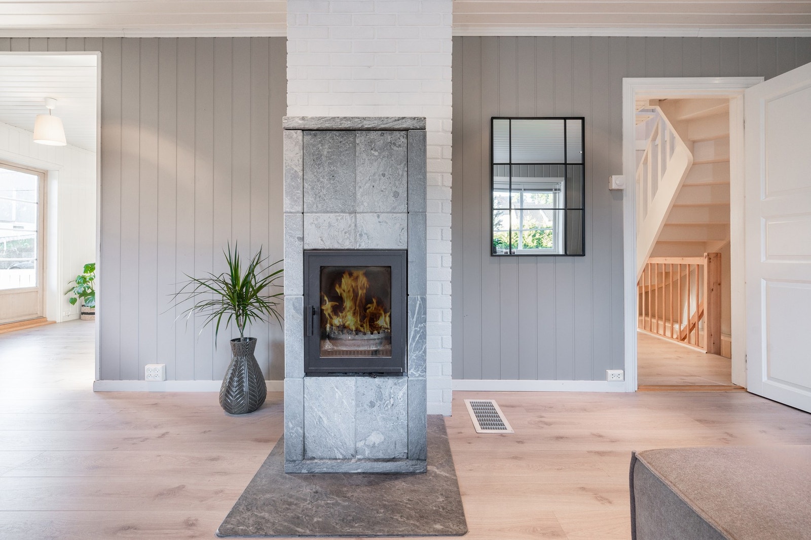 Boligen er oppvarmet med vedfyring, varmepumpe og elektrisitet. Galleribilde