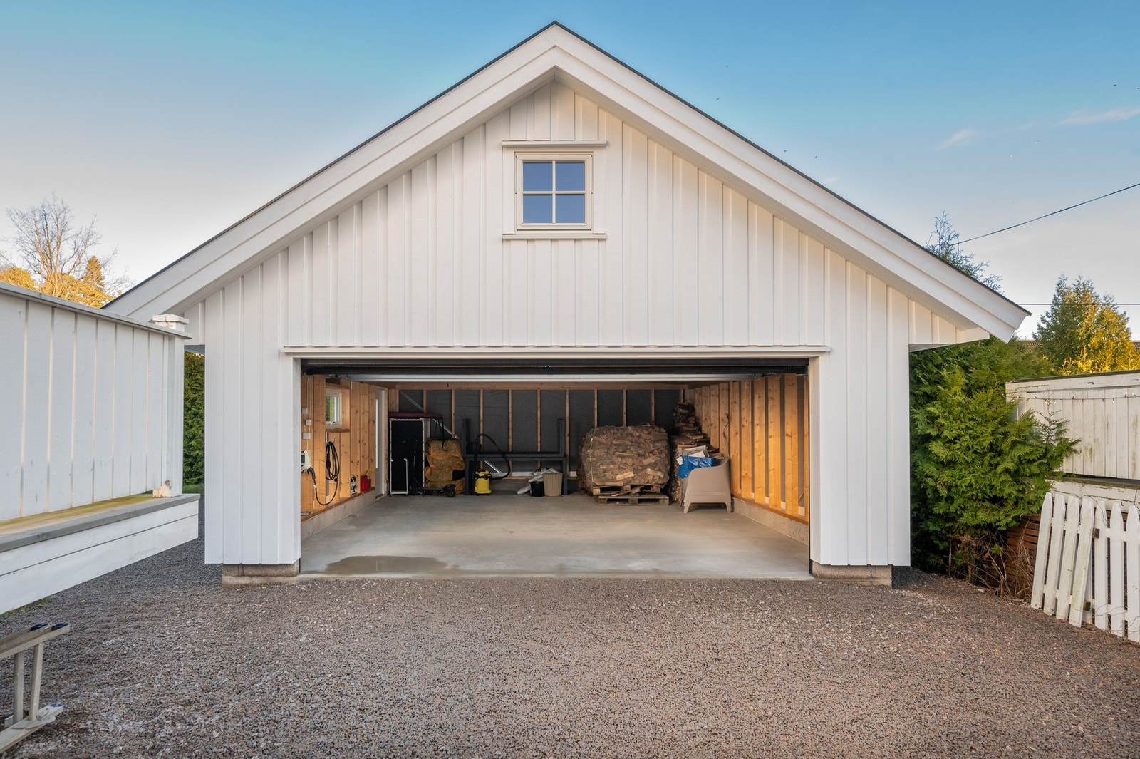 Garasjen er oppført i 2023. Det er montert elbil lader i garasjen. Galleribilde