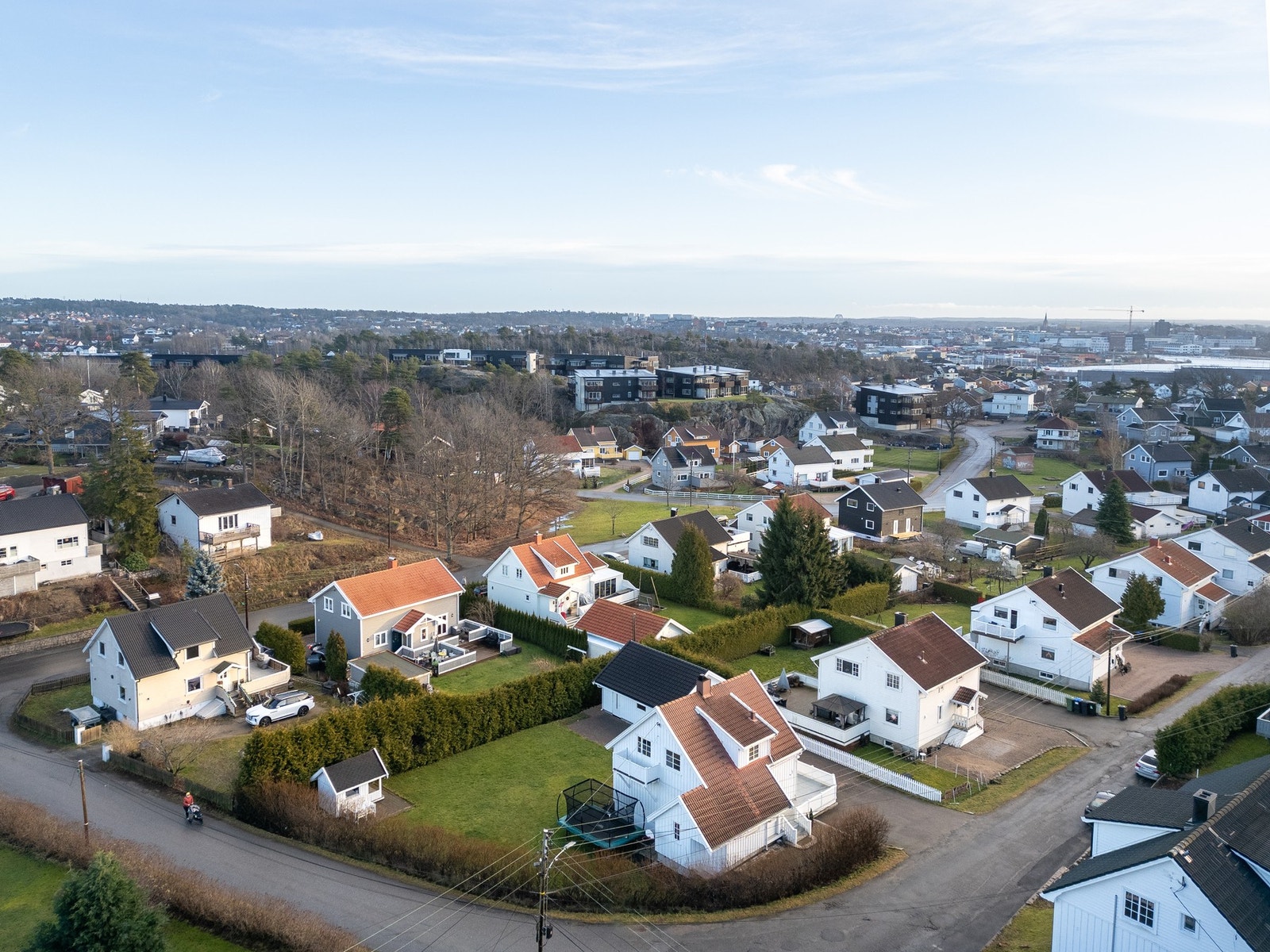 Eiendommen ligger i et sjarmerende og etablert boligstrøk like ved Hurrød på Gressvik. Galleribilde