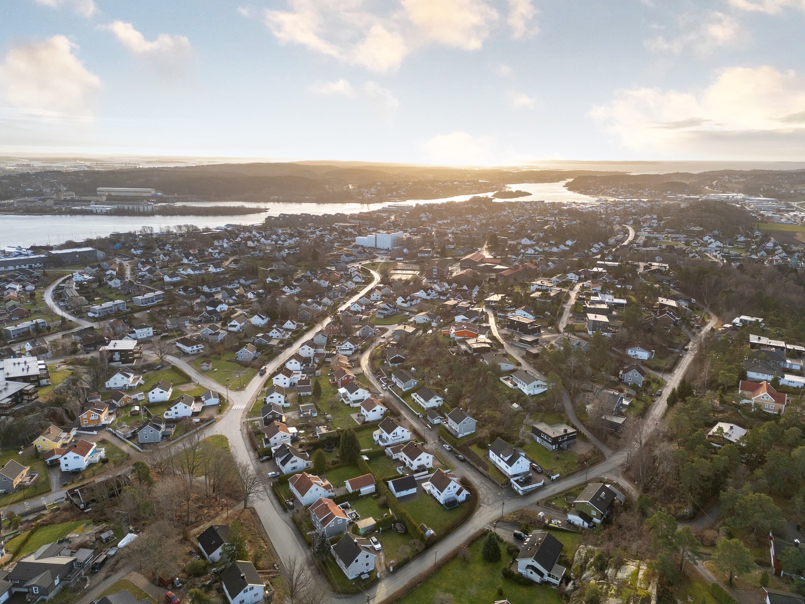 Eiendommen ligger med gangavstand til alt du trenger i hverdagen og med sykkelavstand til bysentrum. Galleribilde