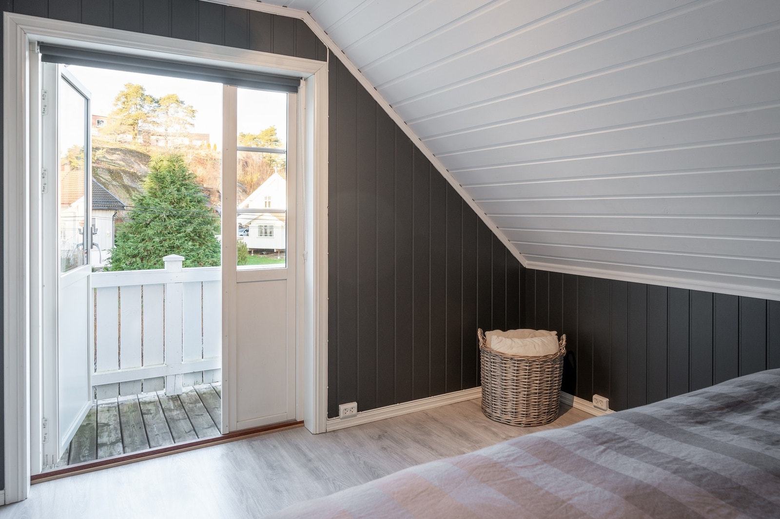 Rommet har egen balkong mot nordvest. Galleribilde