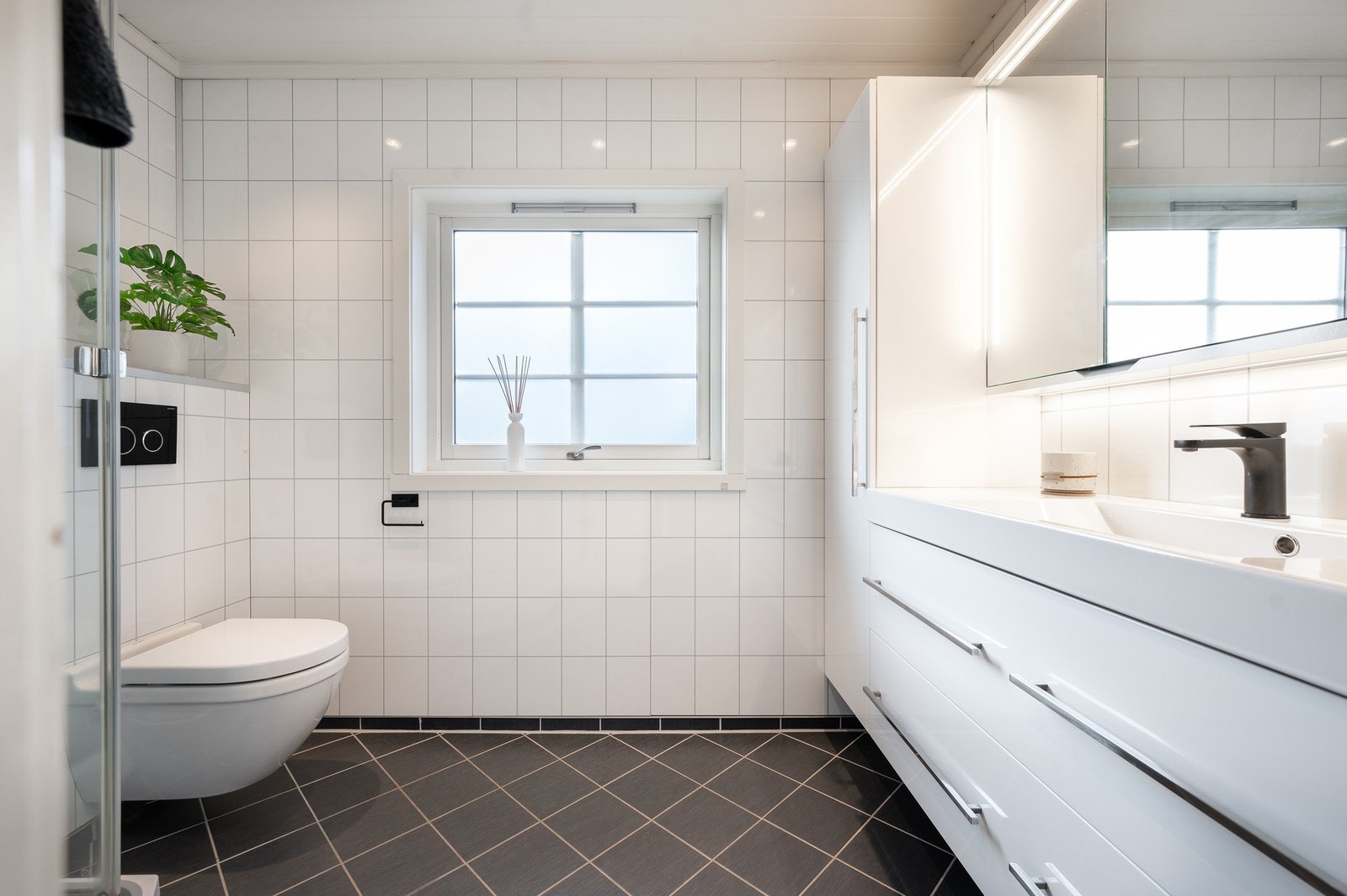 Badet er lyst med mye skapplass. Galleribilde